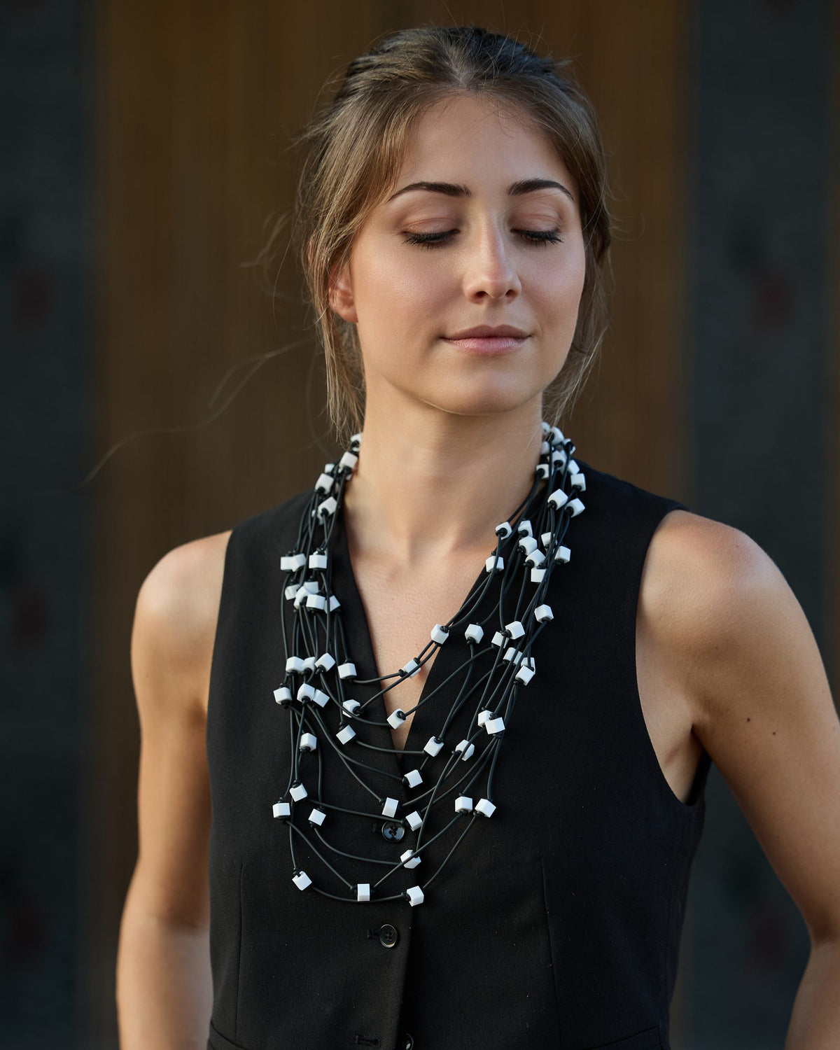 Donna con la Collana Scuba Lunga