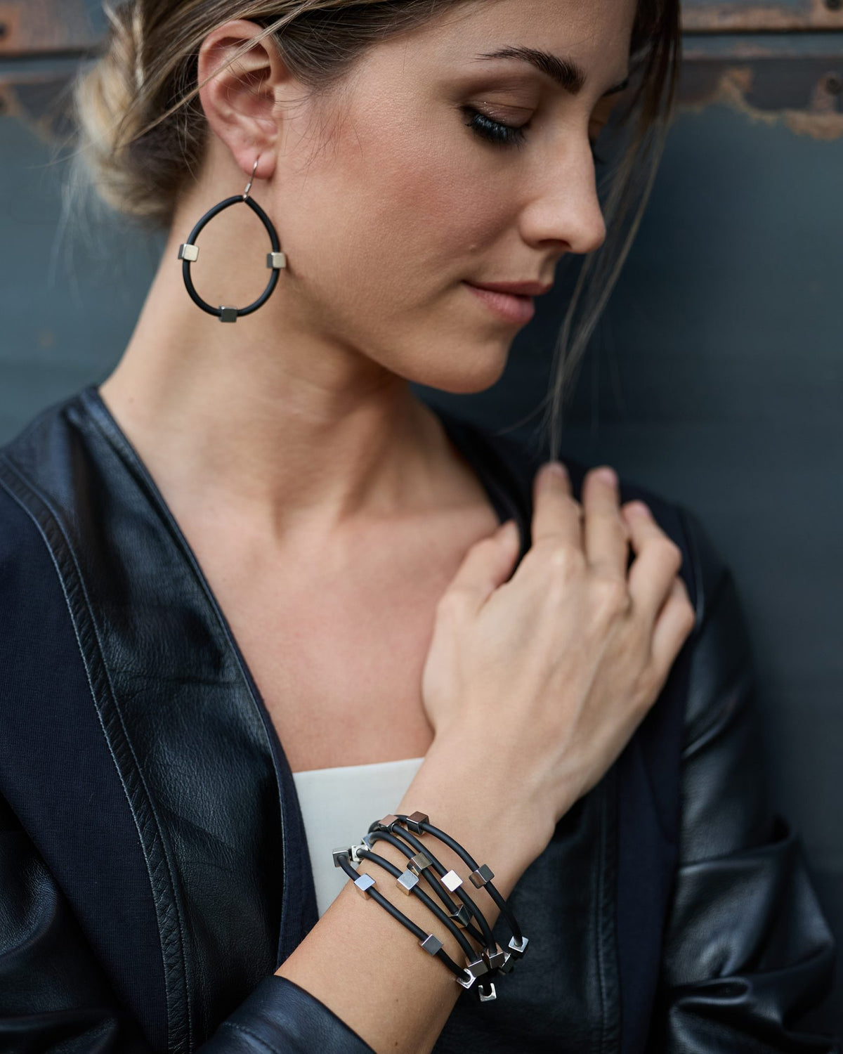 Woman wearing Sirio Bracelet
