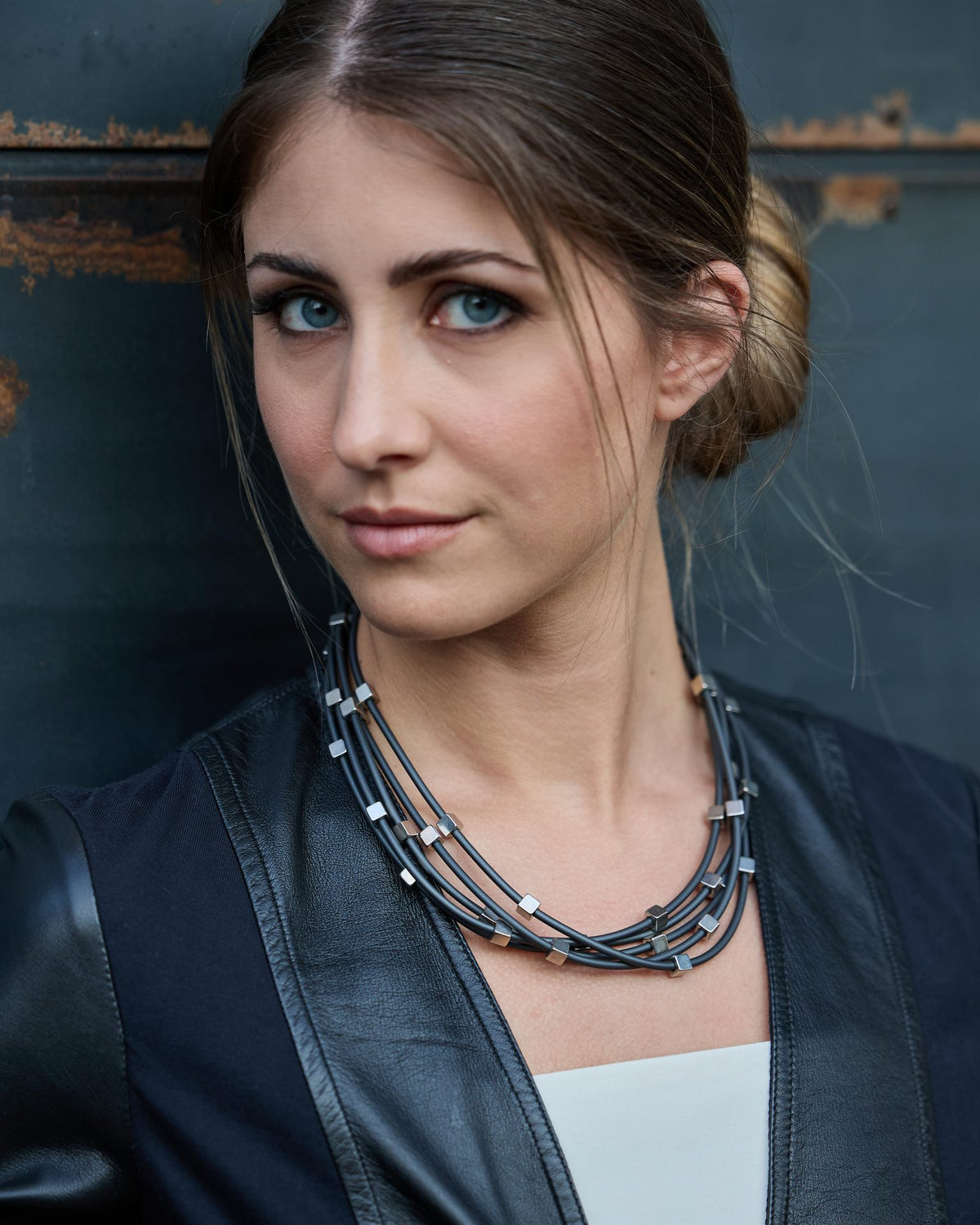 Woman wearing Sirio Necklace