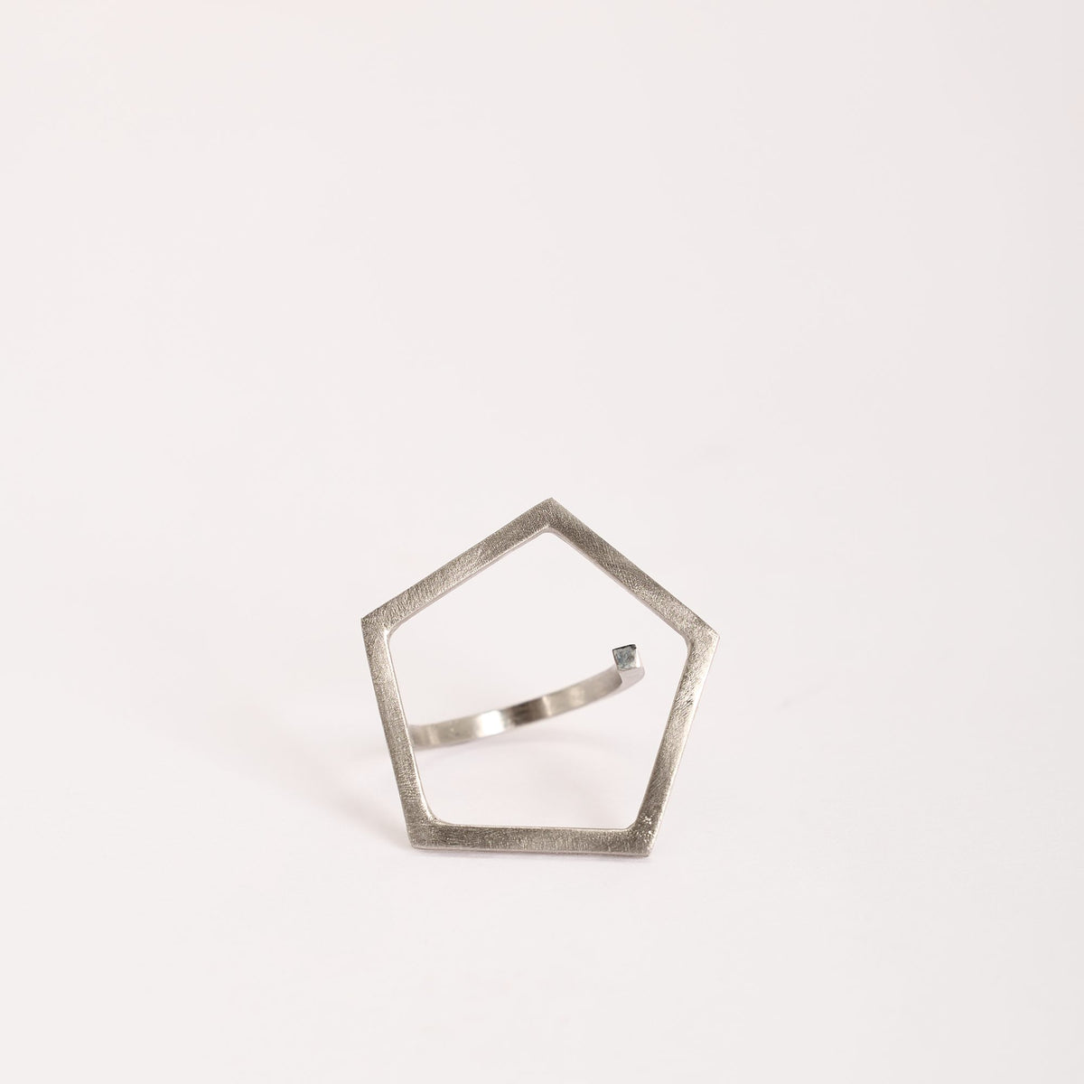 Anello Sisters Rodio in argento 925, su fondo bianco
