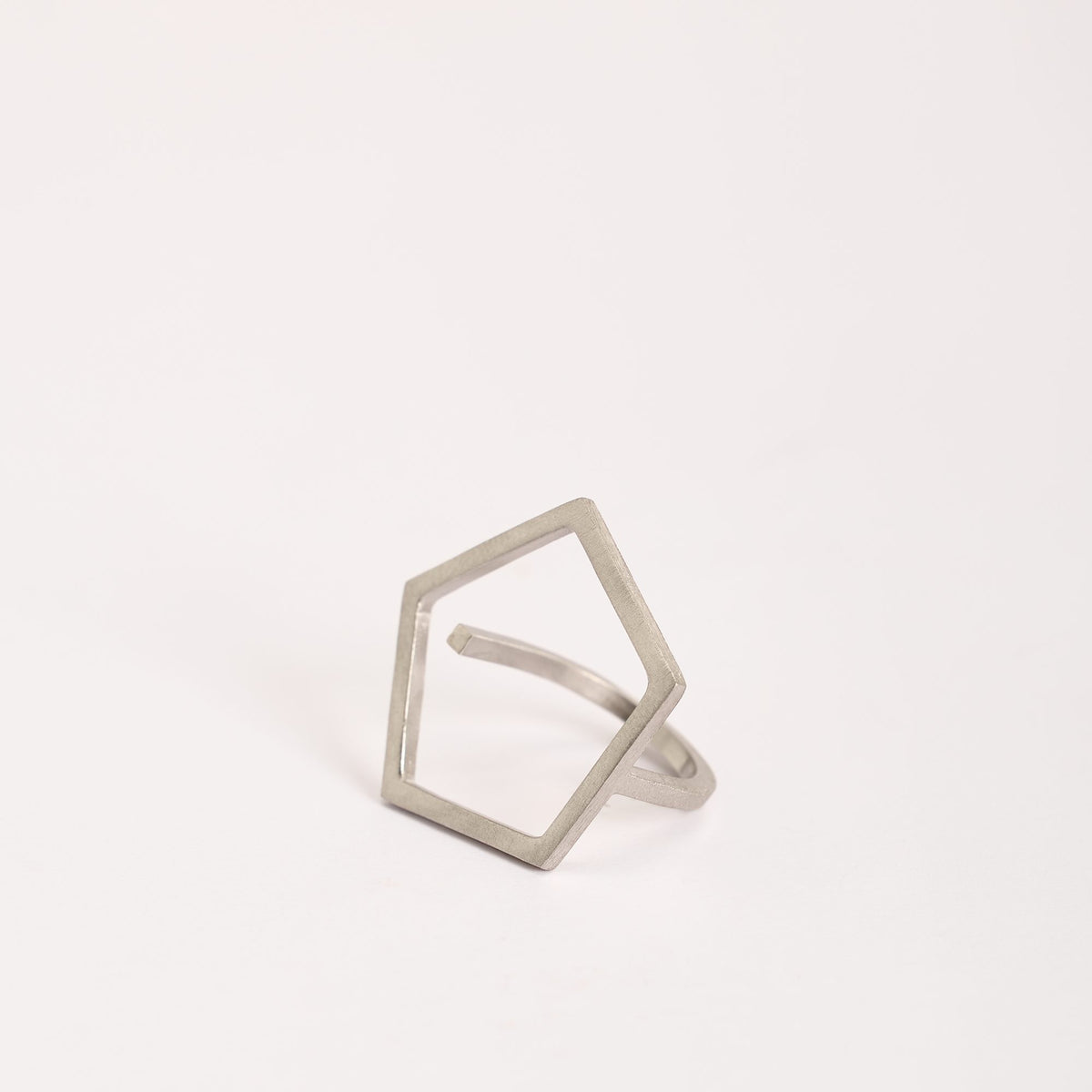 Anello Sisters Rodio in argento 925, su fondo bianco