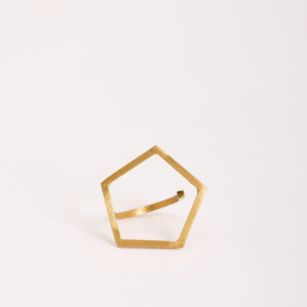 Sisters Gold ring in 925 sterling silver, on a white background