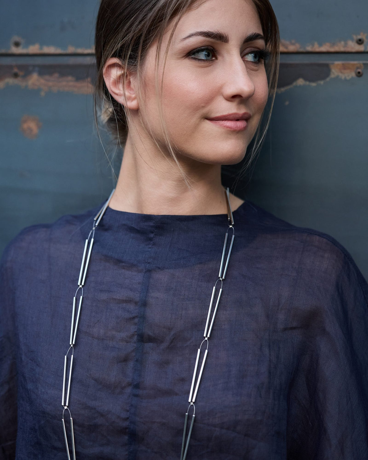 Collana Spiga Mini Lunga Rodio in ottone rodiato e acciaio, indossata
