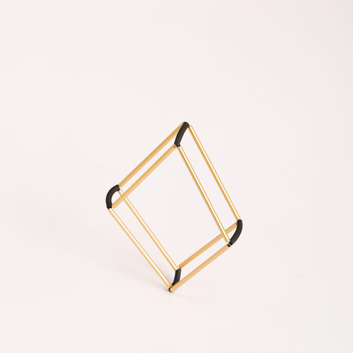 Bracciale Teorema Oro in ottone dorato, variante nero, su fondo bianco
