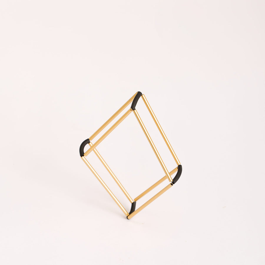 Bracciale Teorema Oro in ottone dorato, variante nero, su fondo bianco