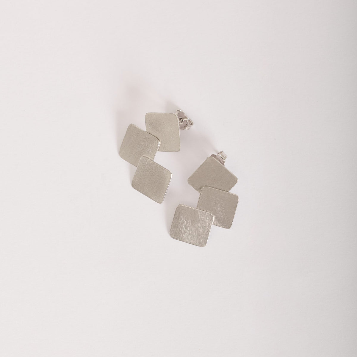 Orecchini Trifolium Rodio in argento 925, su fondo chiaro