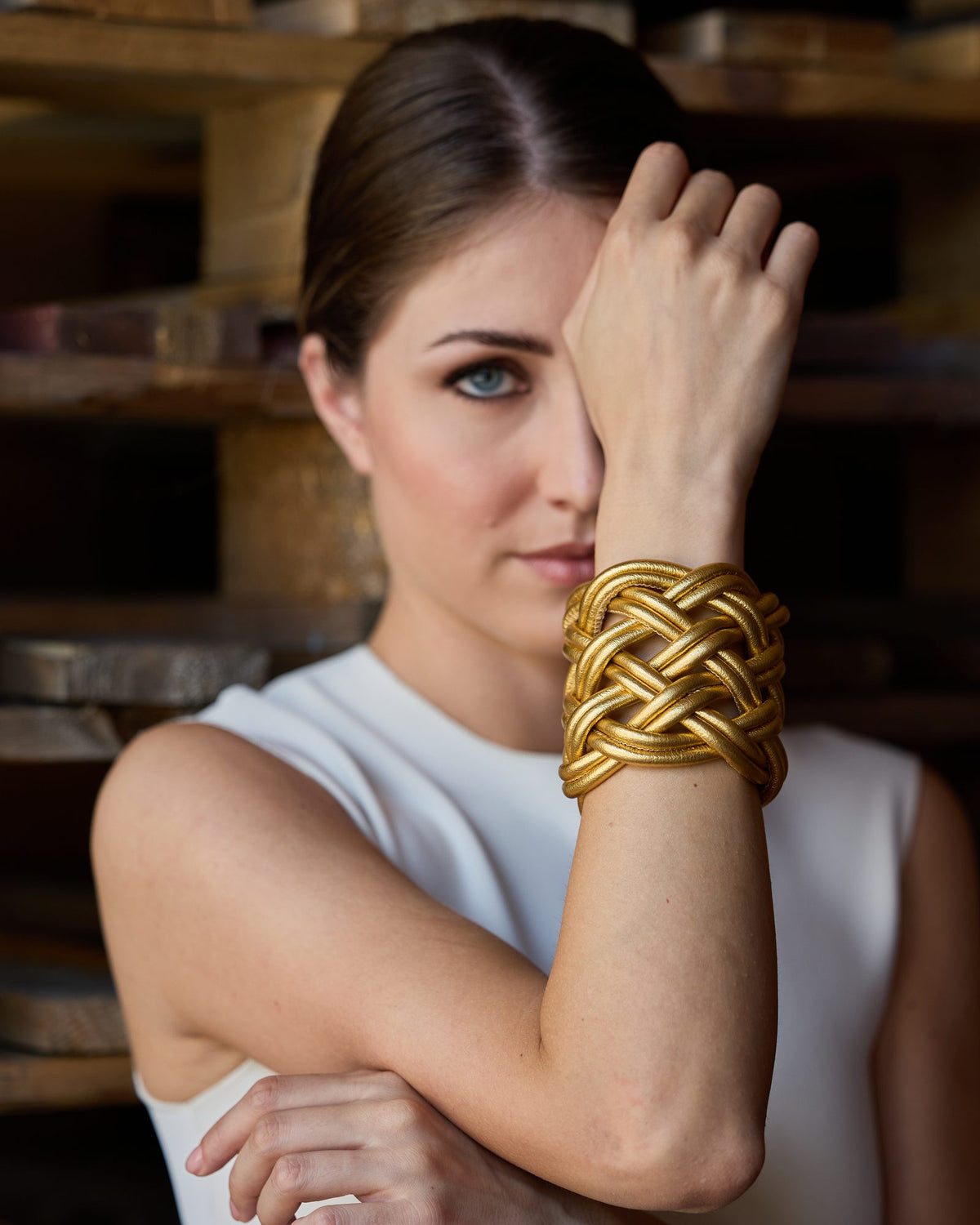 Donna con il Bracciale Turbante Pelle