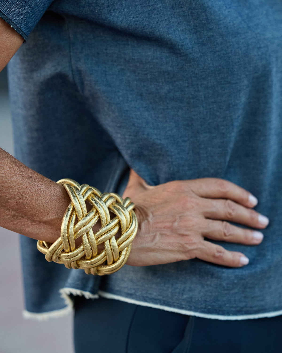 Donna con il Bracciale Turbante Pelle