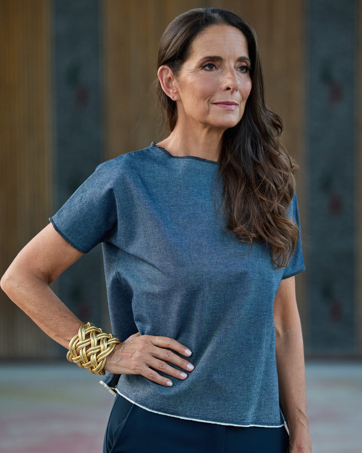 Donna con il Bracciale Turbante Pelle