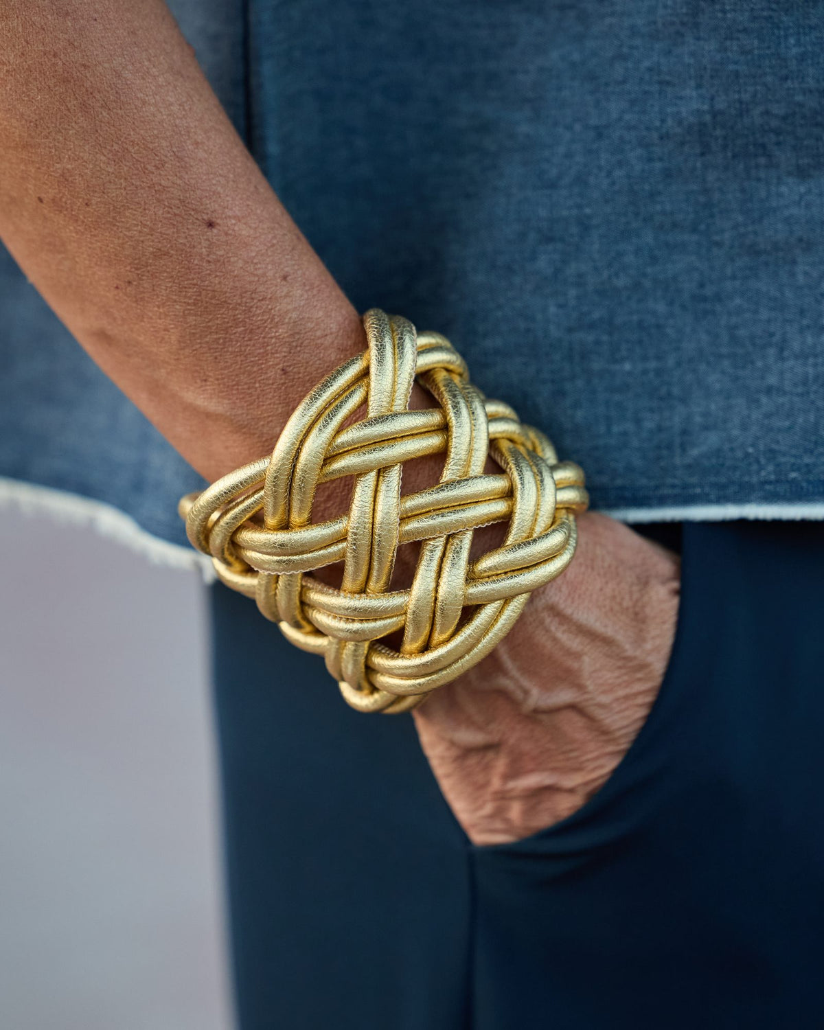 Donna con il Bracciale Turbante Pelle