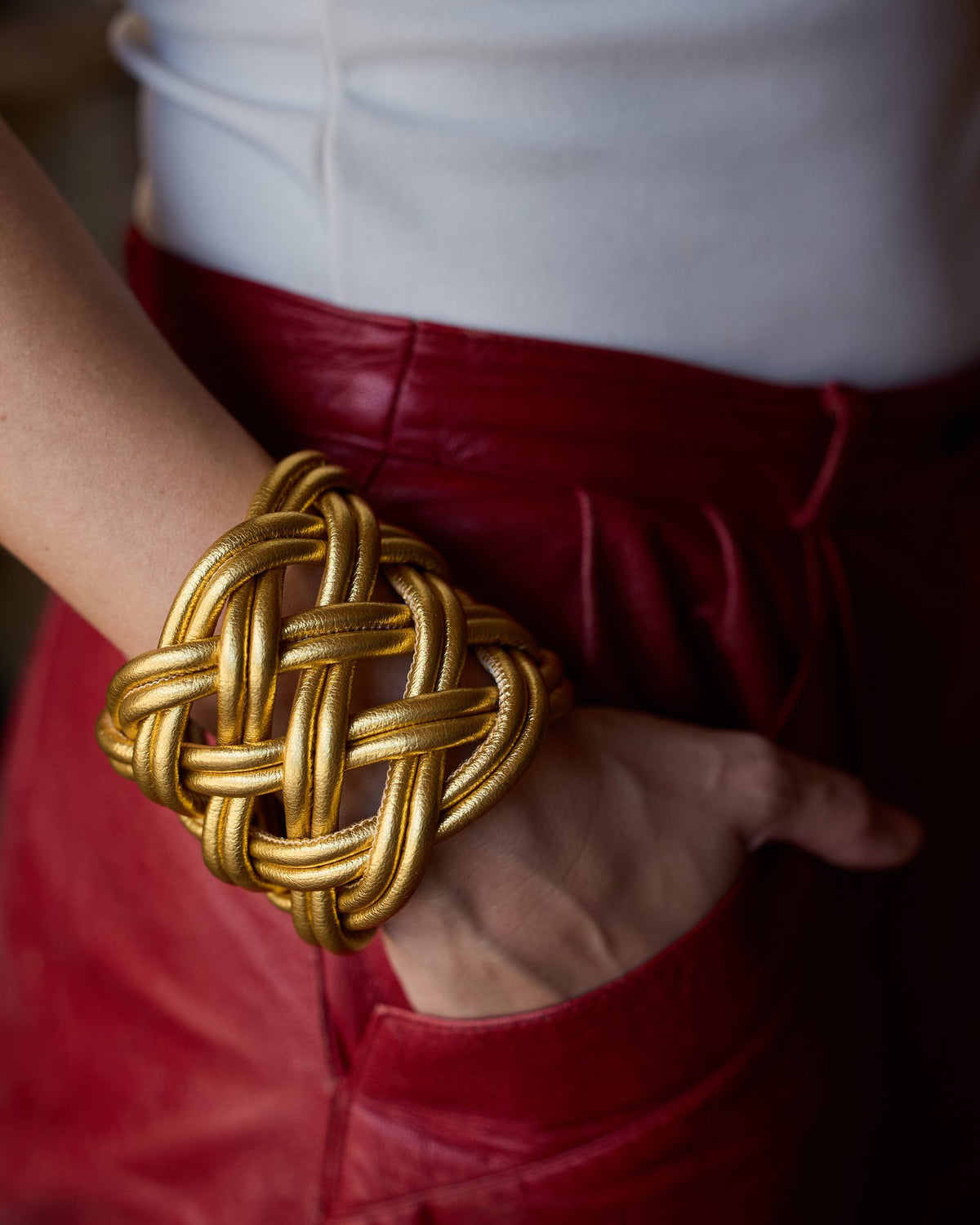 Donna con il Bracciale Turbante Pelle