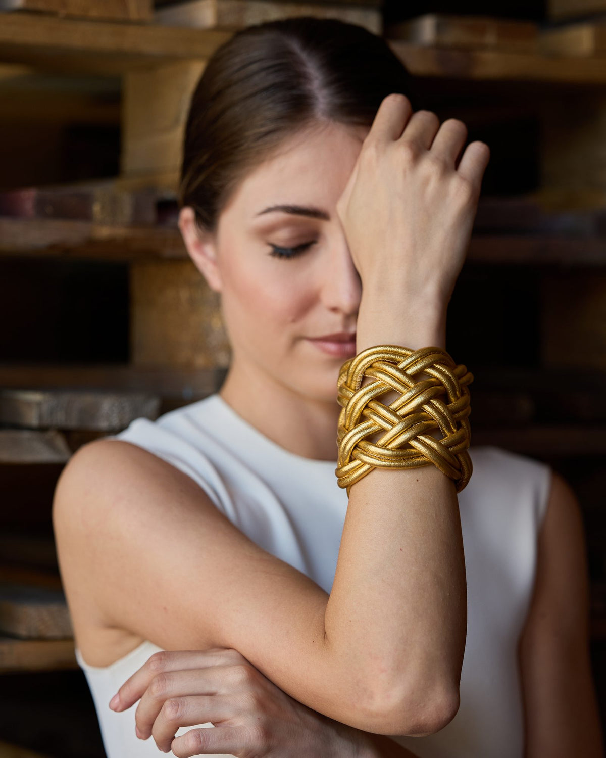 Donna con il Bracciale Turbante Pelle
