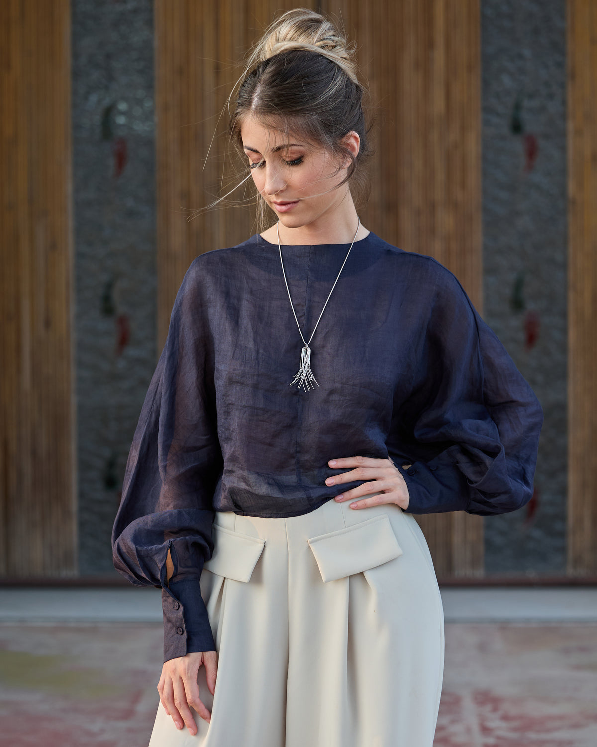 Donna con la Collana Vento Corta Rodio