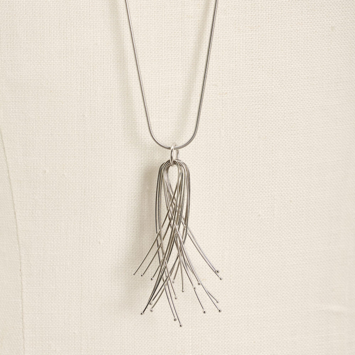 Vento Long Rhodium necklace in 925 sterling silver, close-up detail on a light background