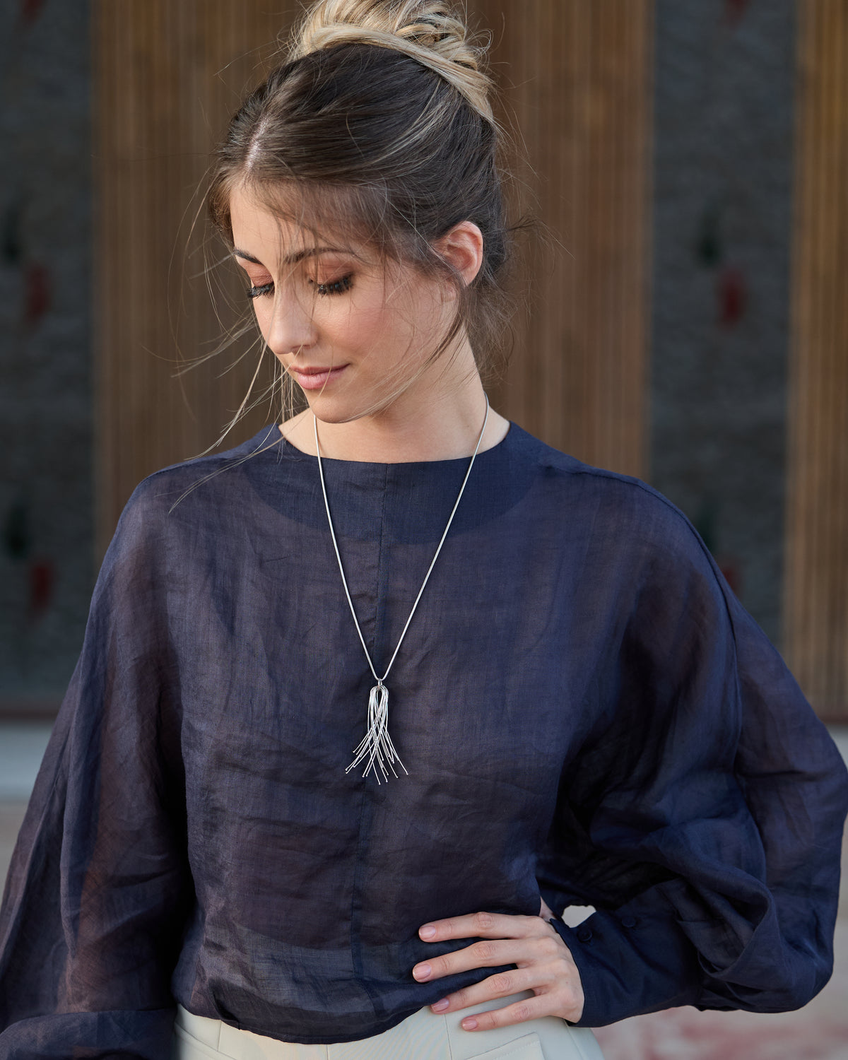 Donna con la Collana Vento Corta Rodio
