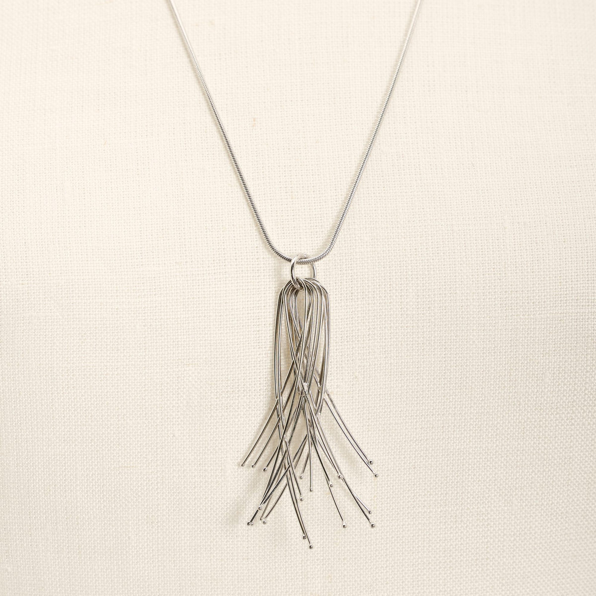 Collana Vento Corta Rodio in argento 925, dettaglio ravvicinato su fondo chiaro