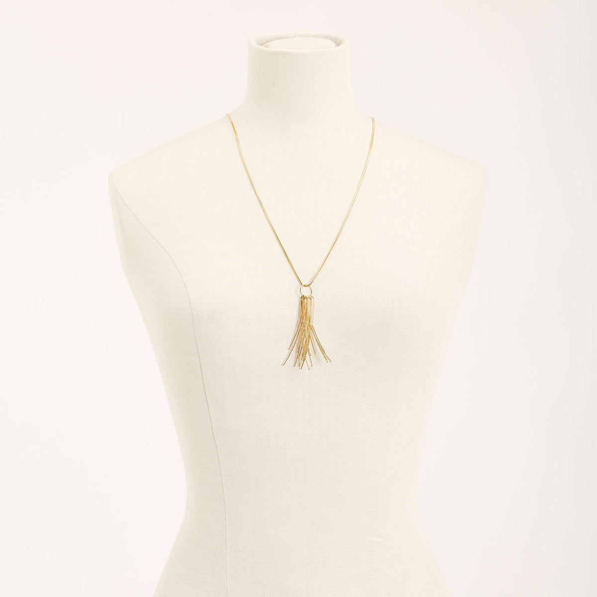Collana Vento Corta Oro in argento 925, su fondo chiaro