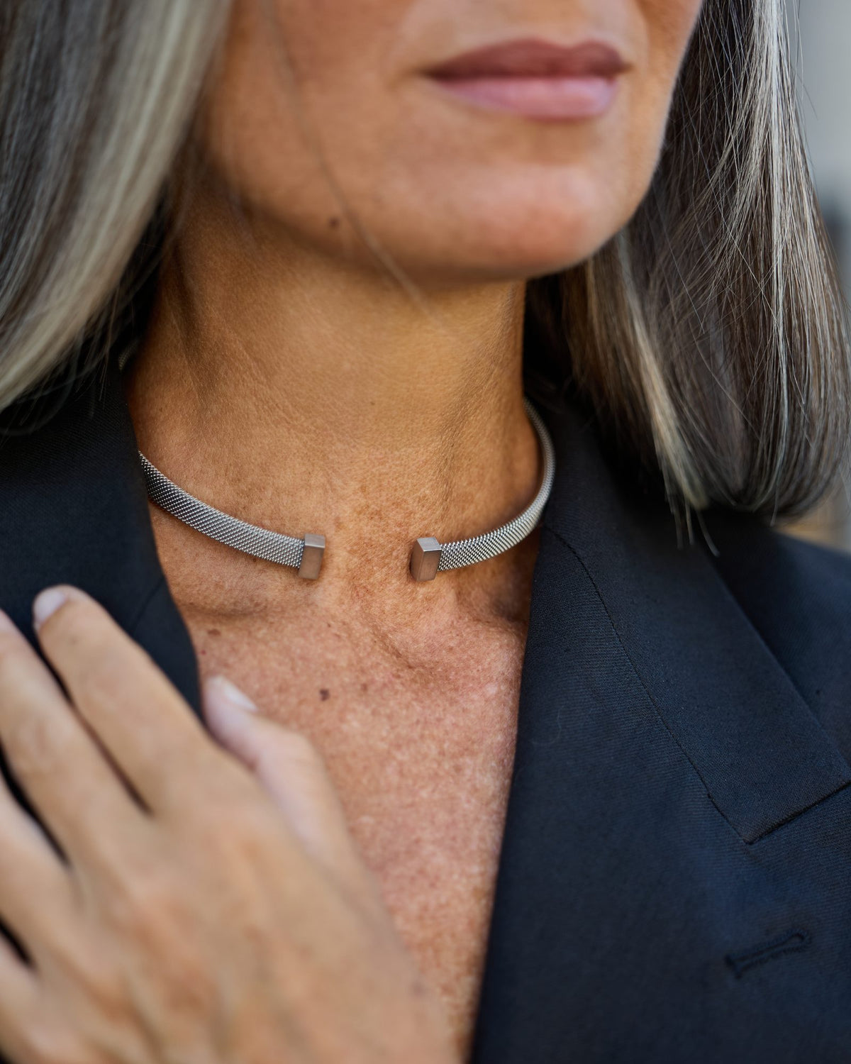 Donna con la Collana Vis