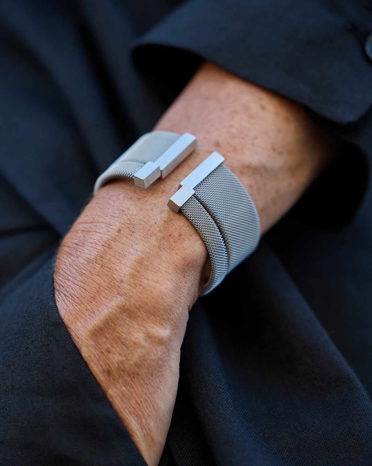 Donna con il Bracciale Vis+