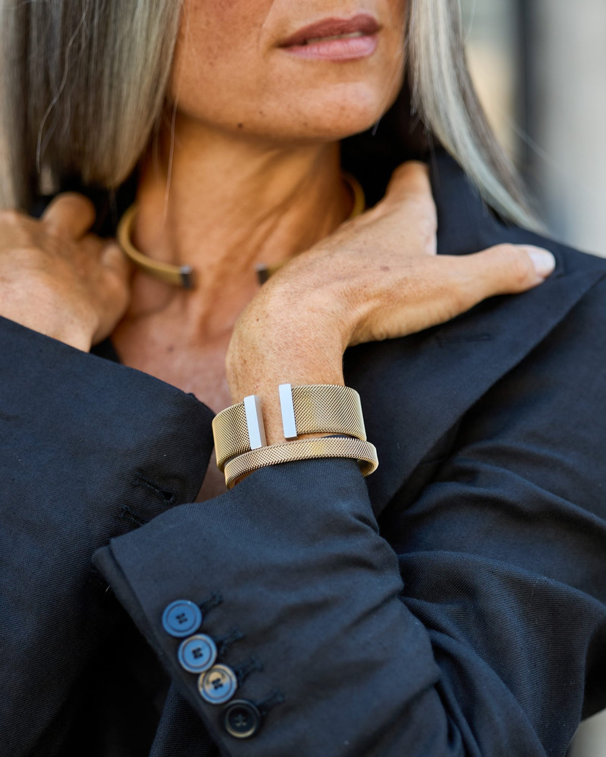 Donna con il Bracciale Vis+