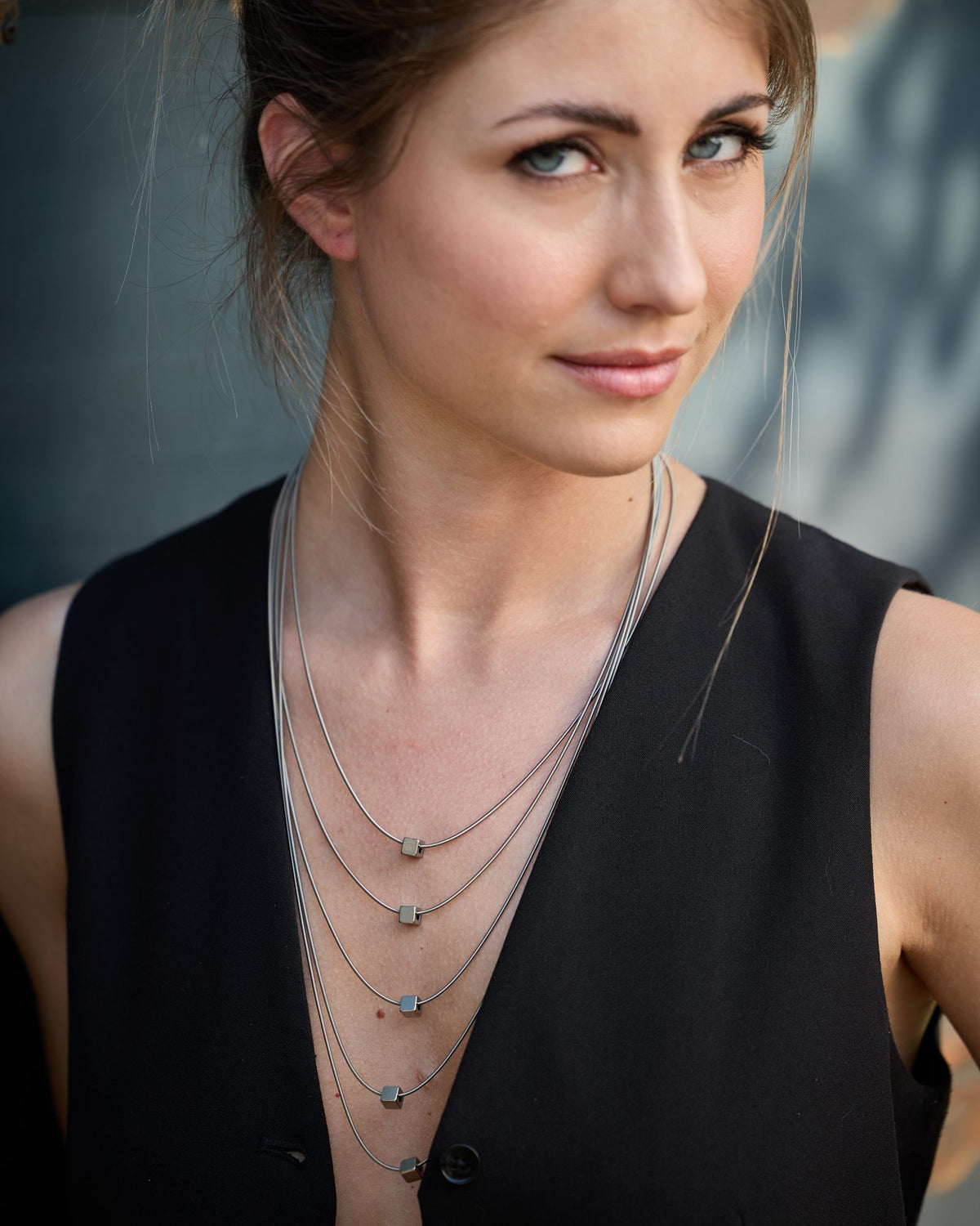 Wave Short necklace in steel, worn