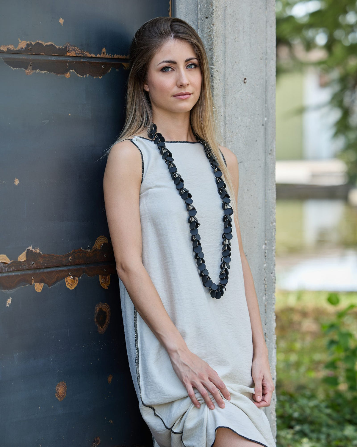 Donna con la Collana Wings Lunga