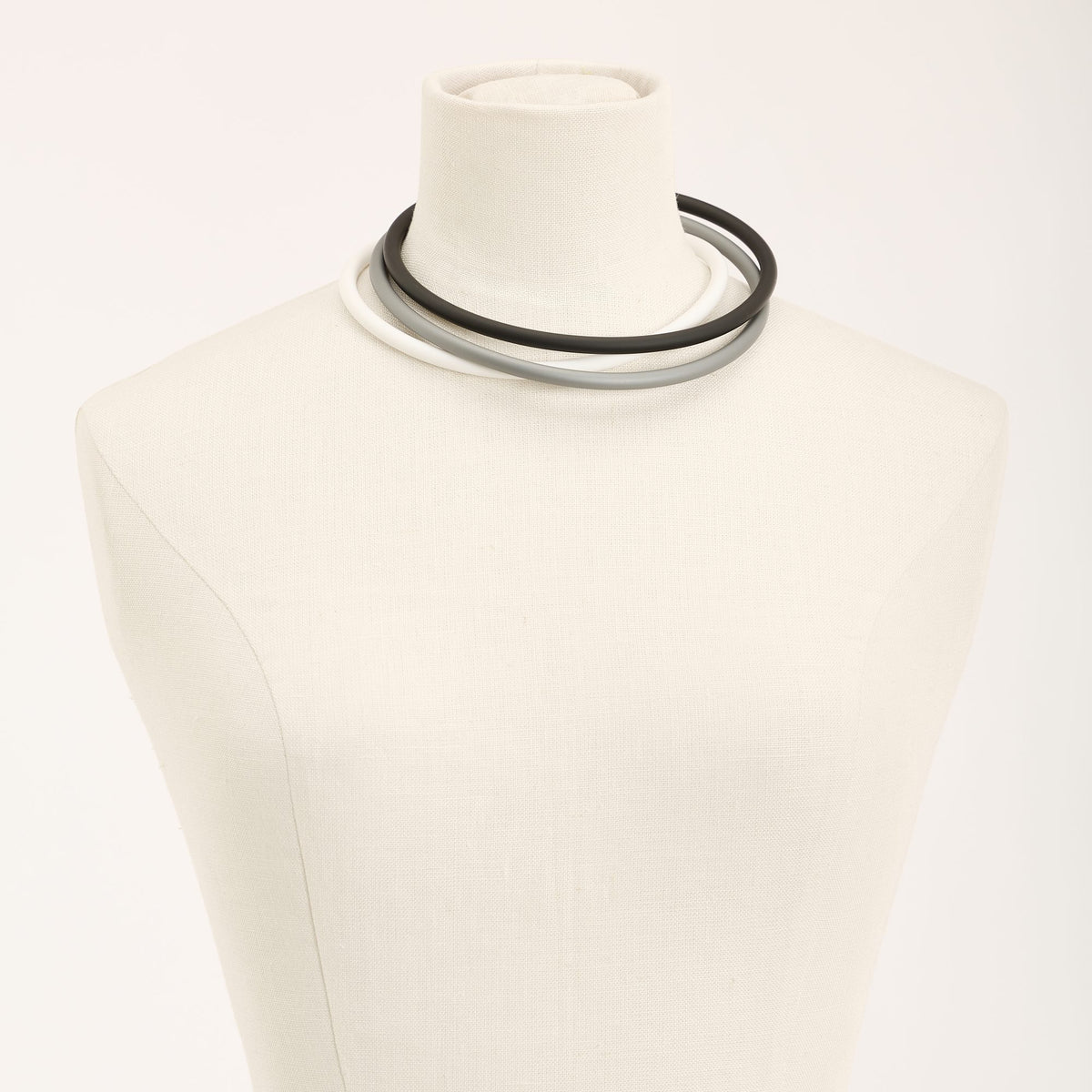 Collana Zoe Rubber, bianco, argento e nero