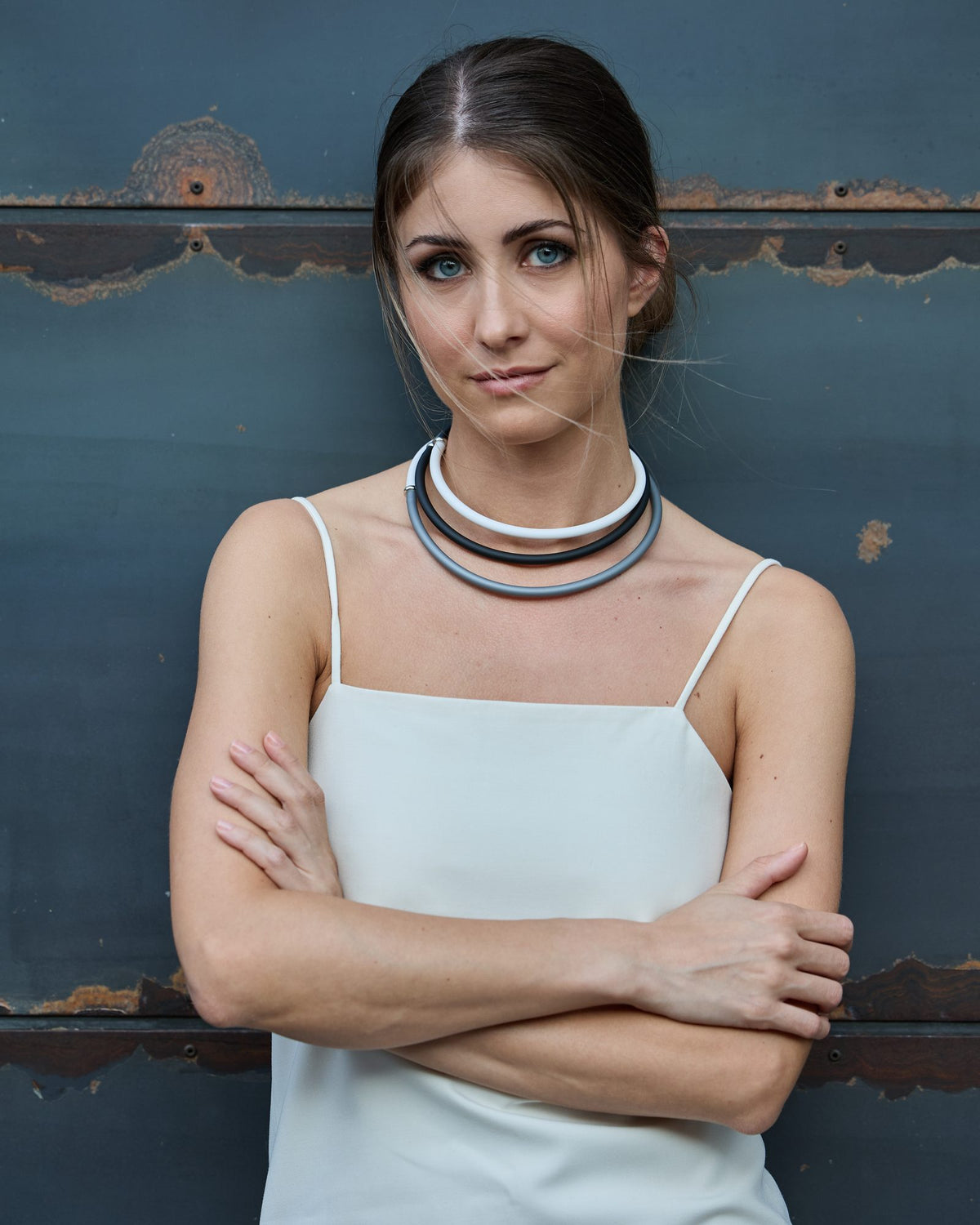 Donna con la Collana Zoe Rubber