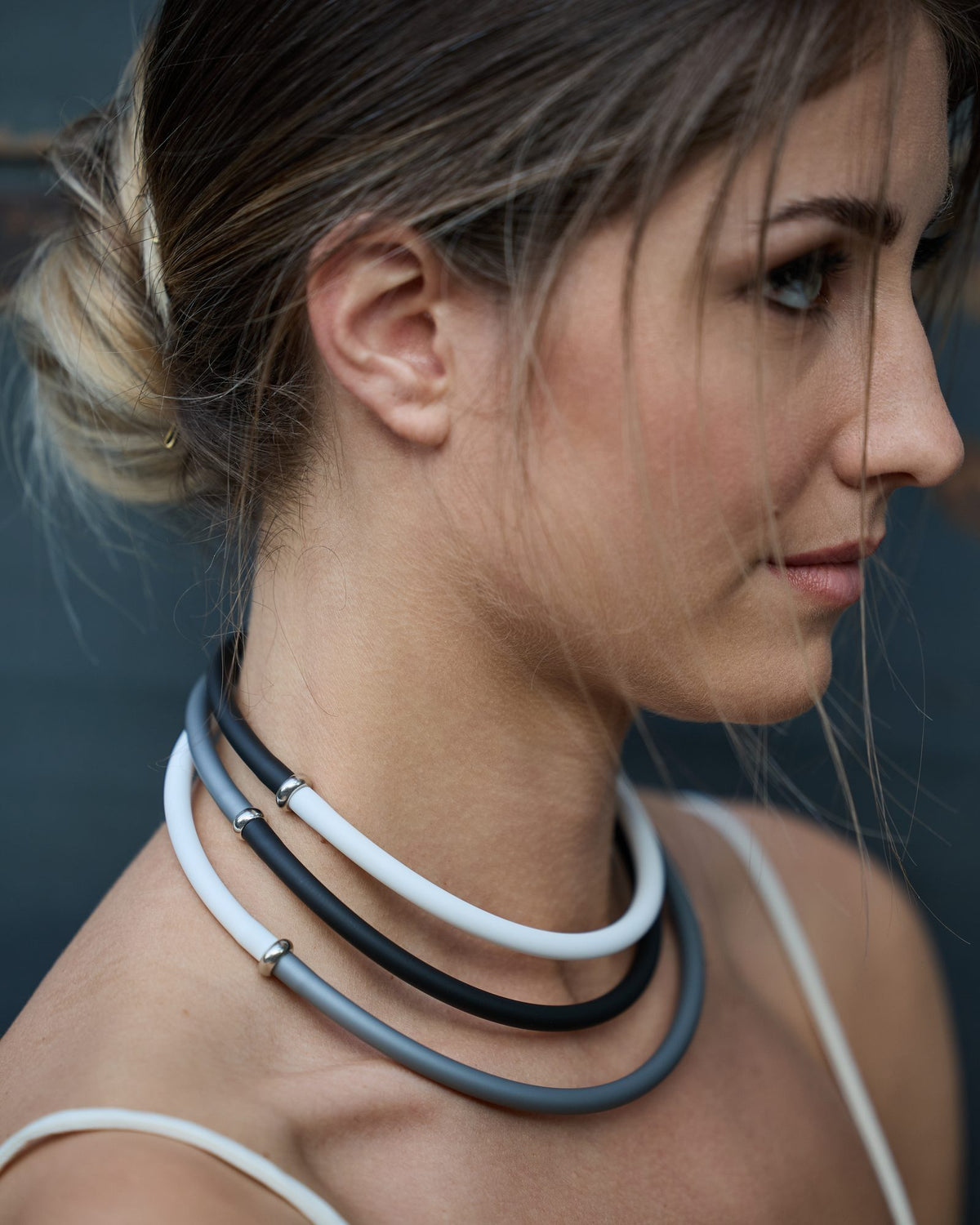 Donna con la Collana Zoe Rubber
