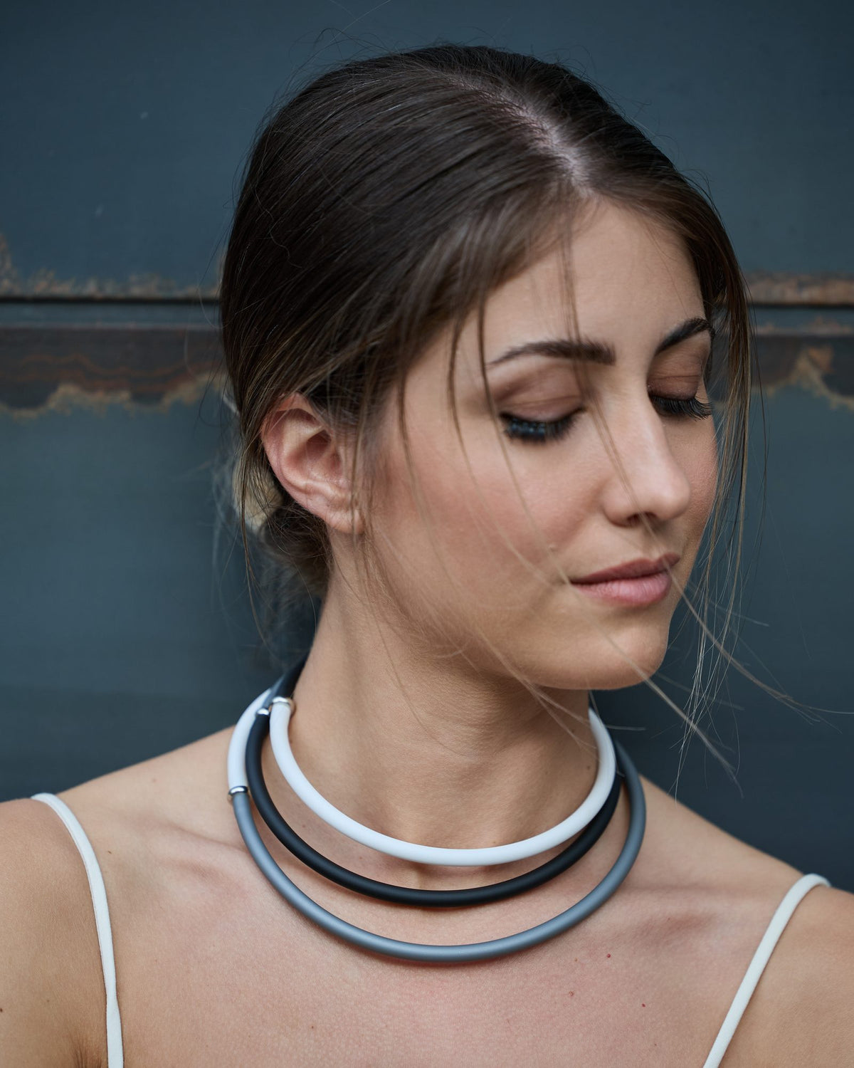 Donna con la Collana Zoe Rubber