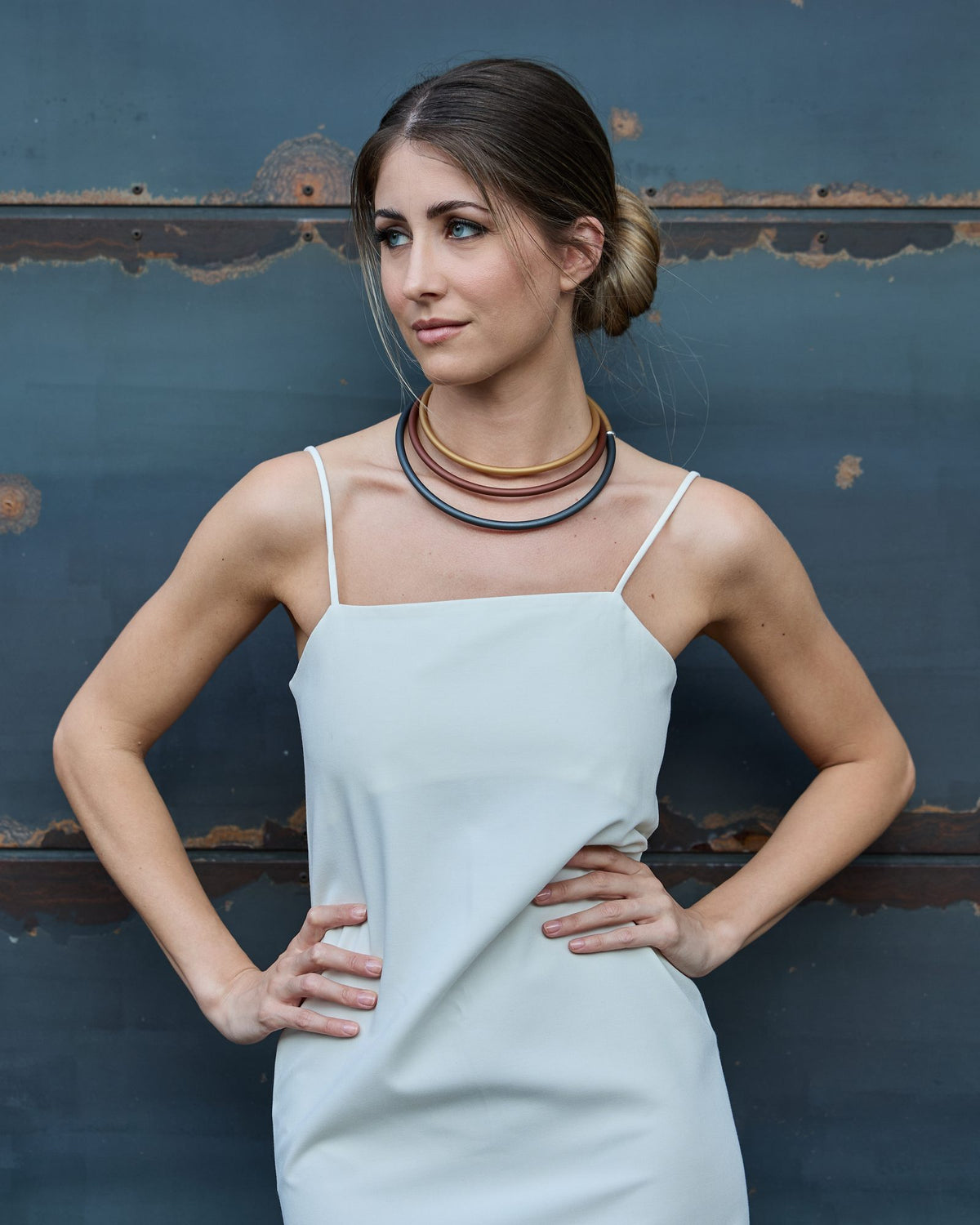 Donna con la Collana Zoe Rubber