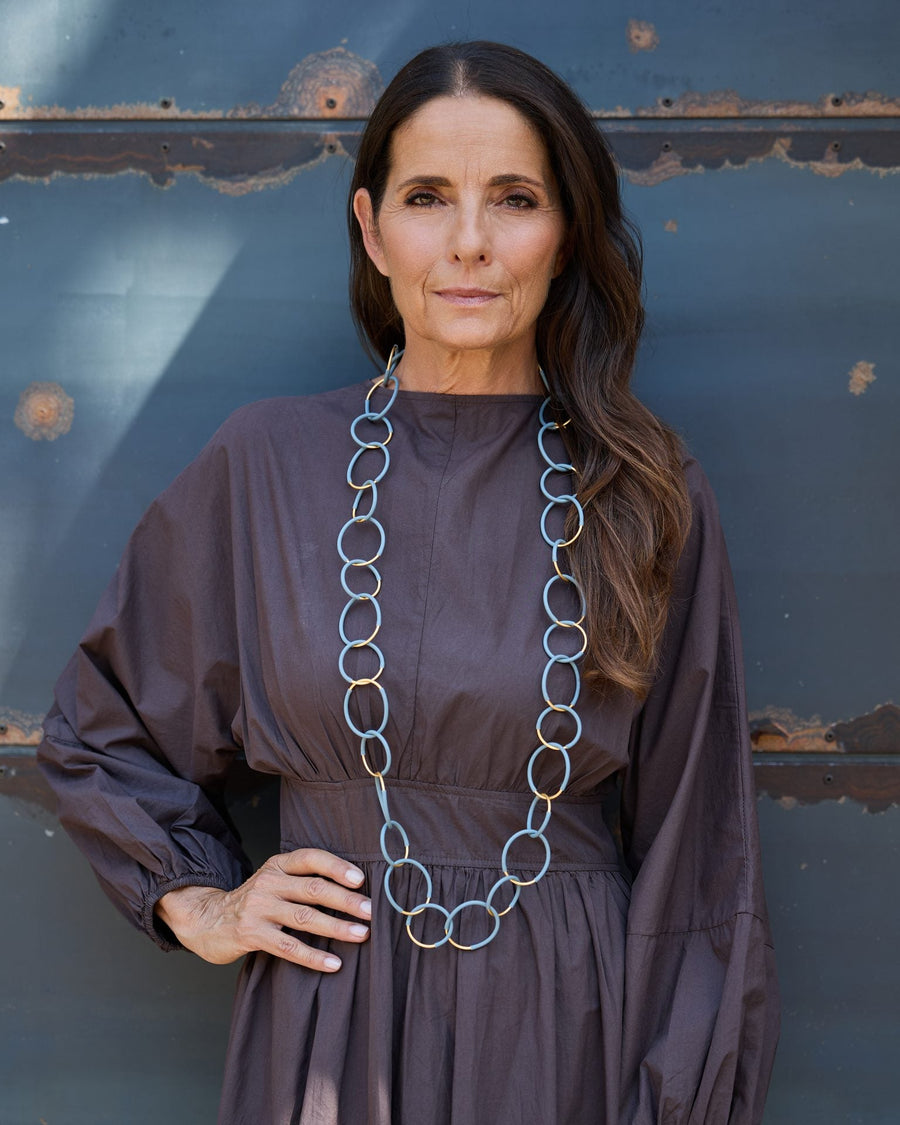 Donna con la Collana Eclissi lunga oro