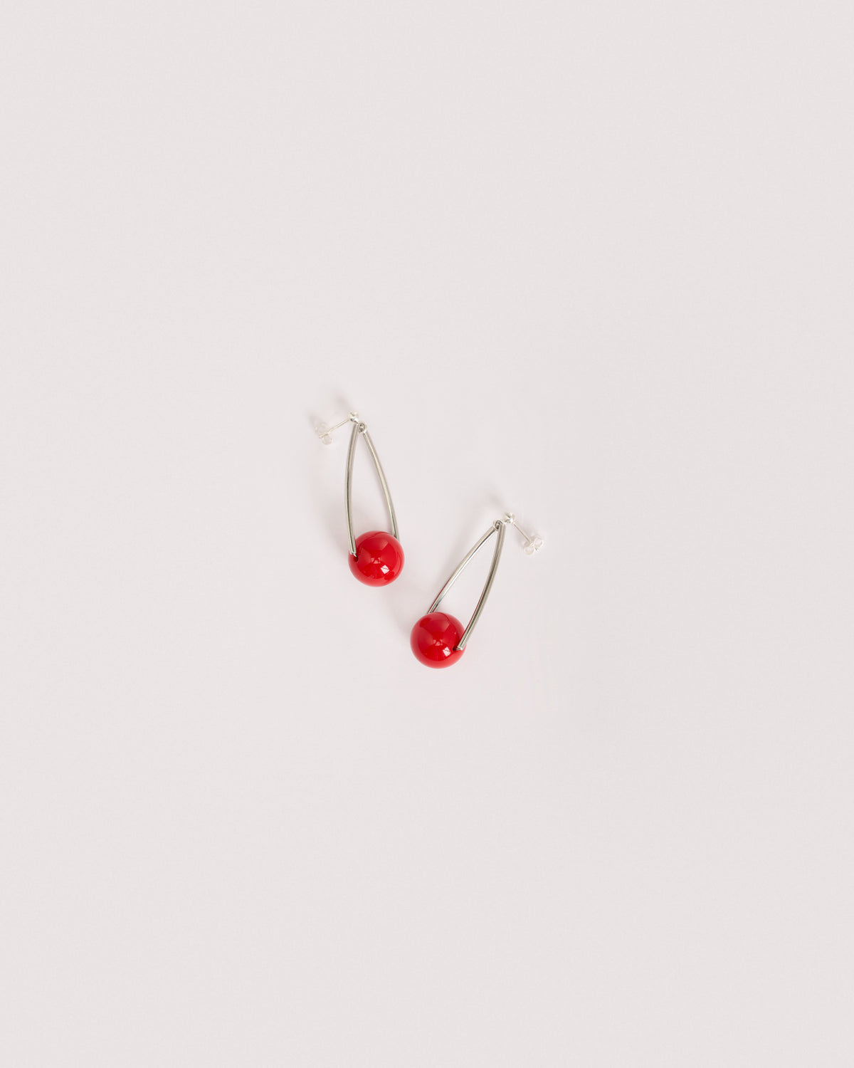 Woman wearing Uno due tre Earrings