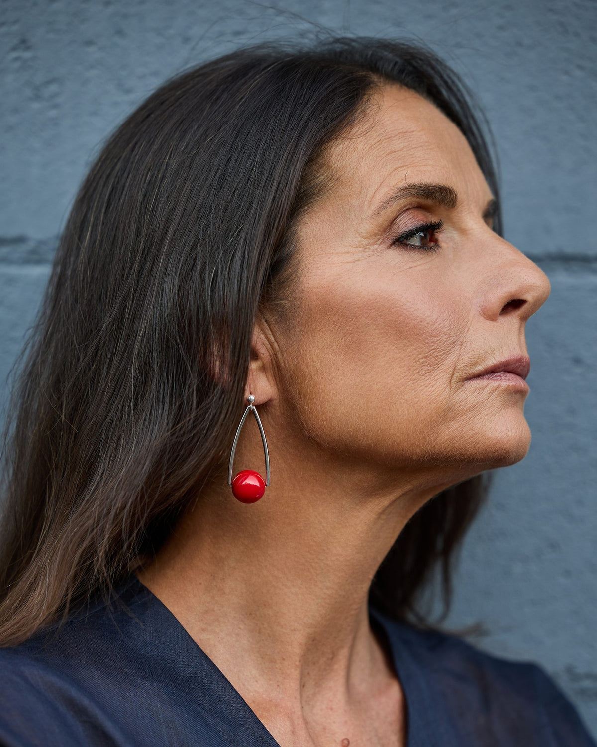 Woman wearing Uno due tre Earrings