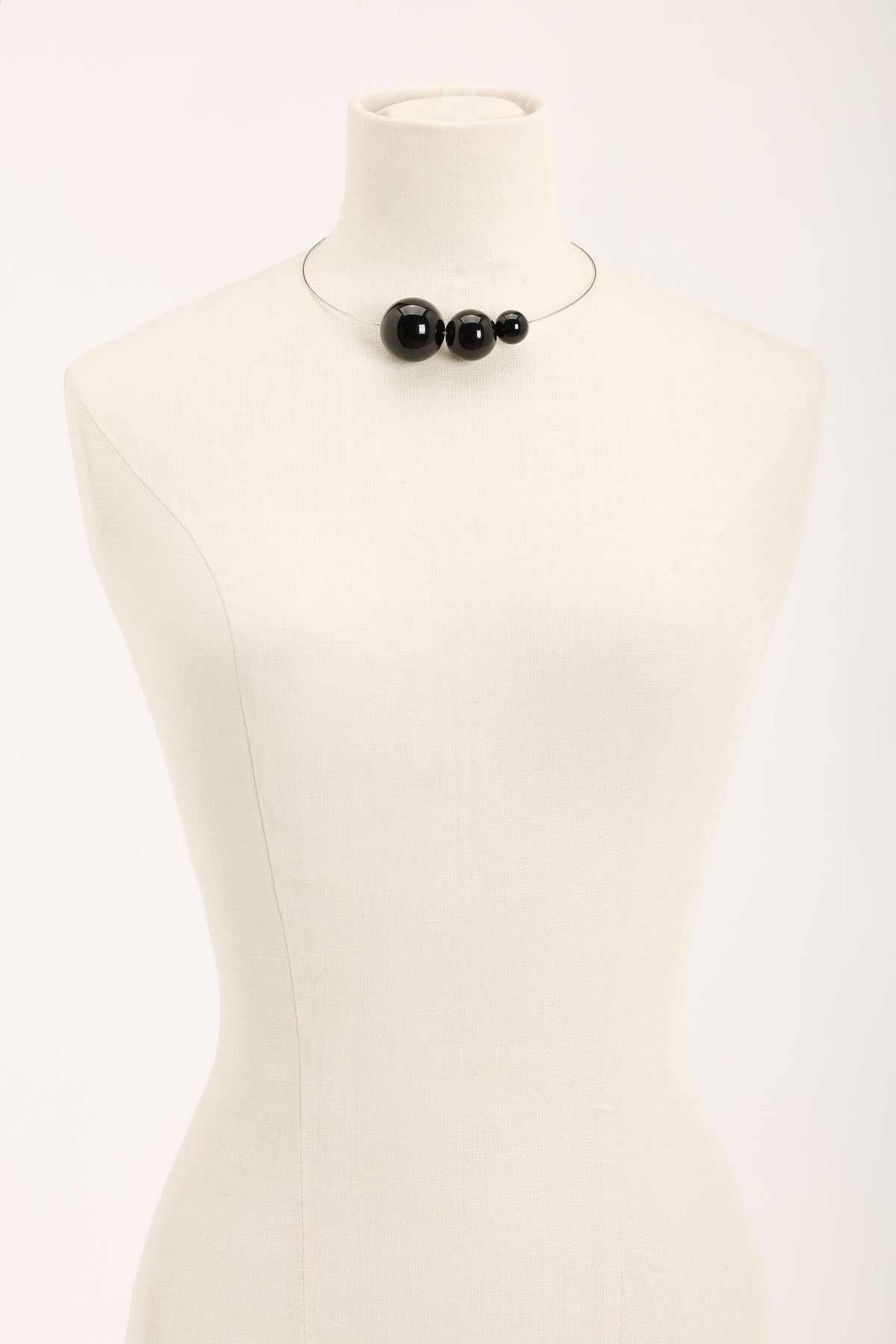 Woman wearing Uno due tre Necklace