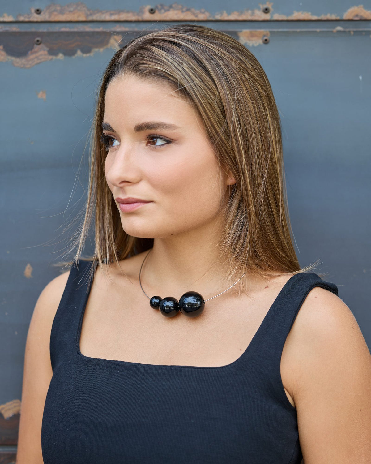 Woman wearing Uno due tre Necklace