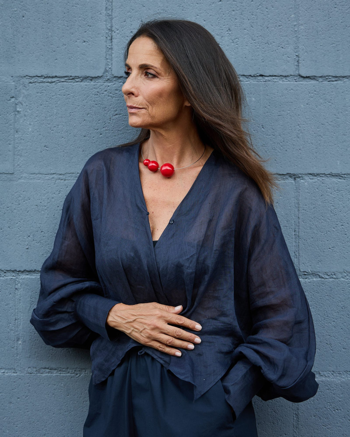 Woman wearing Uno due tre Necklace