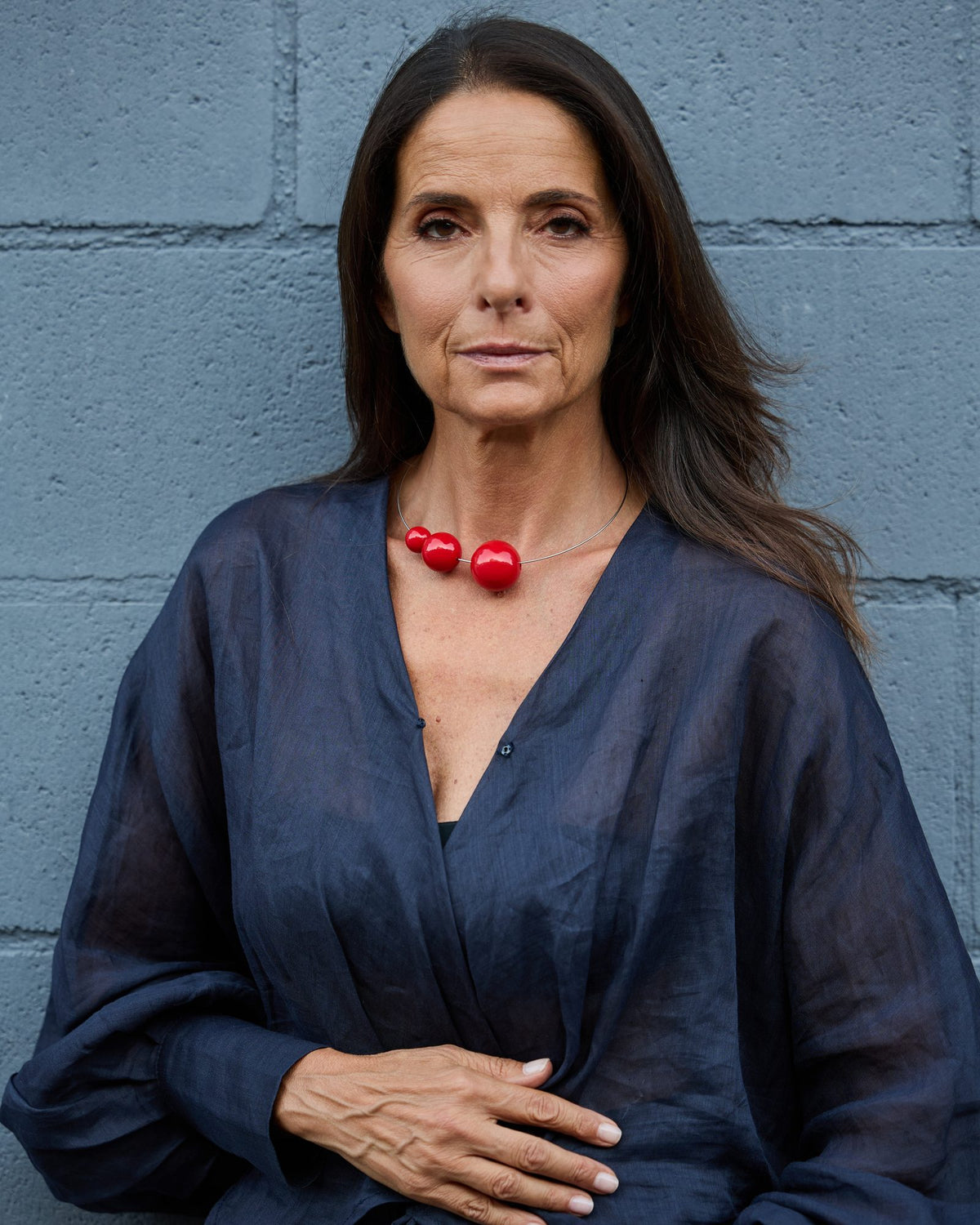 Woman wearing Uno due tre Necklace