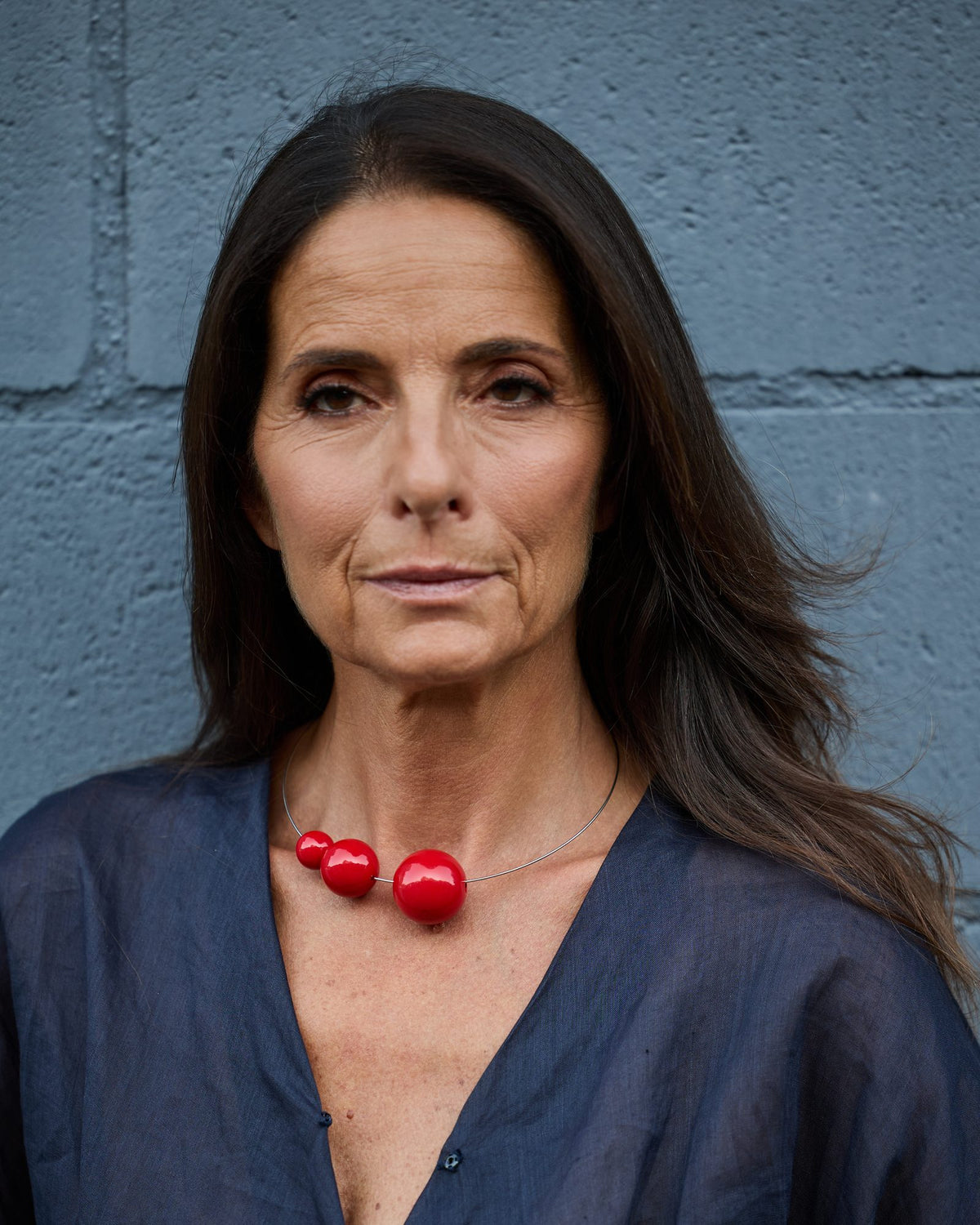Woman wearing Uno due tre Necklace