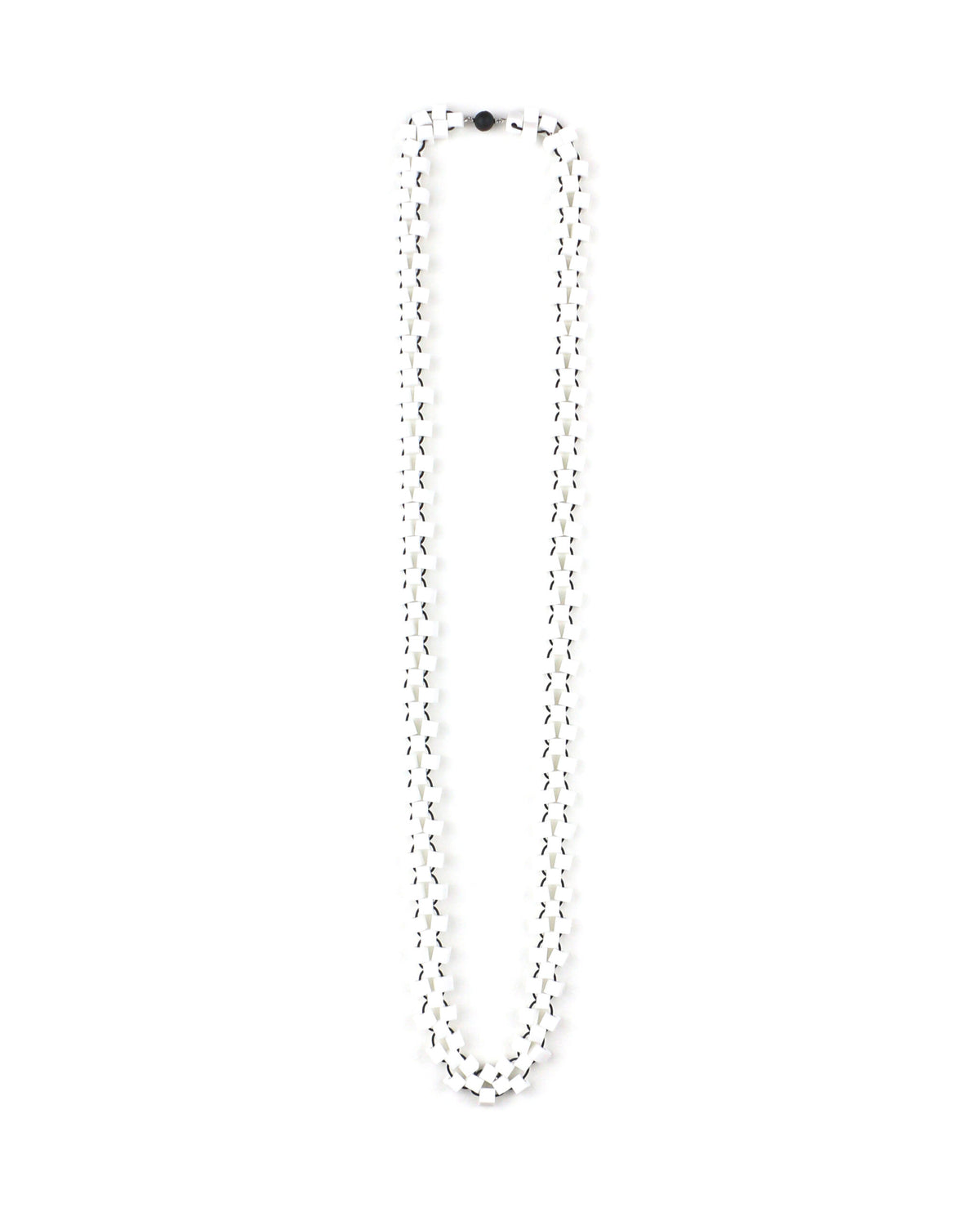 Collana Torre lunga, variante bianco e nero, su fondo bianco