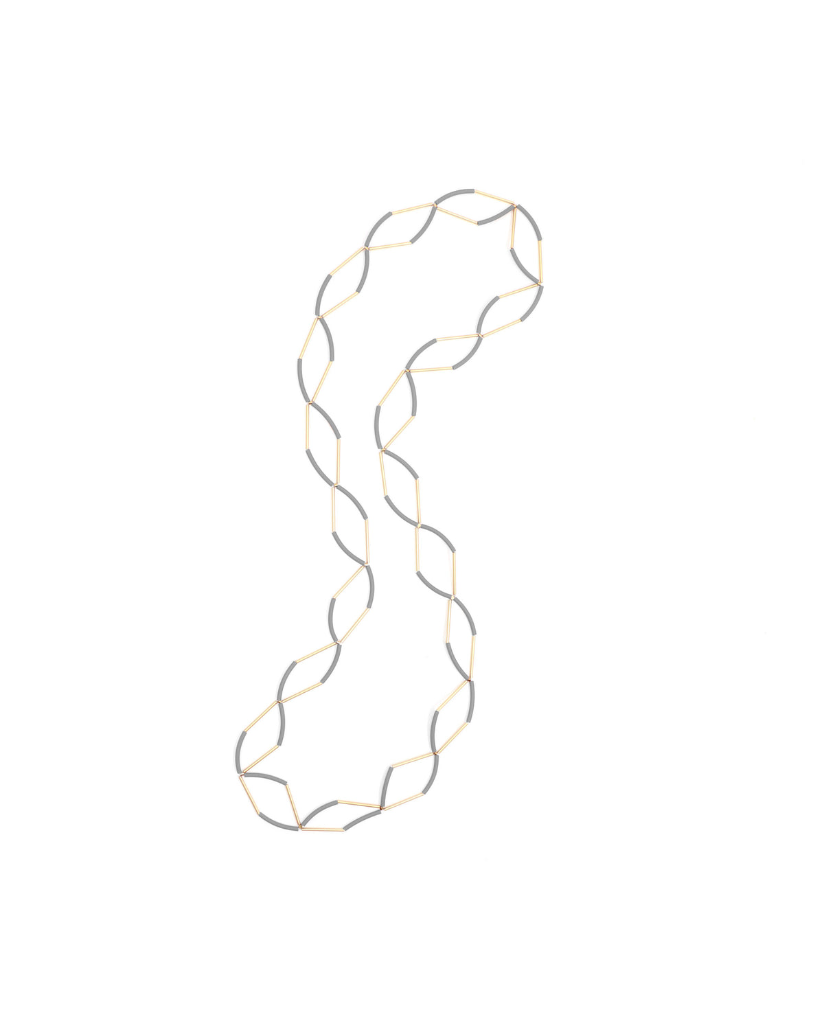 Collana Due a Due Oro, variante fumo pastello, su fondo bianco