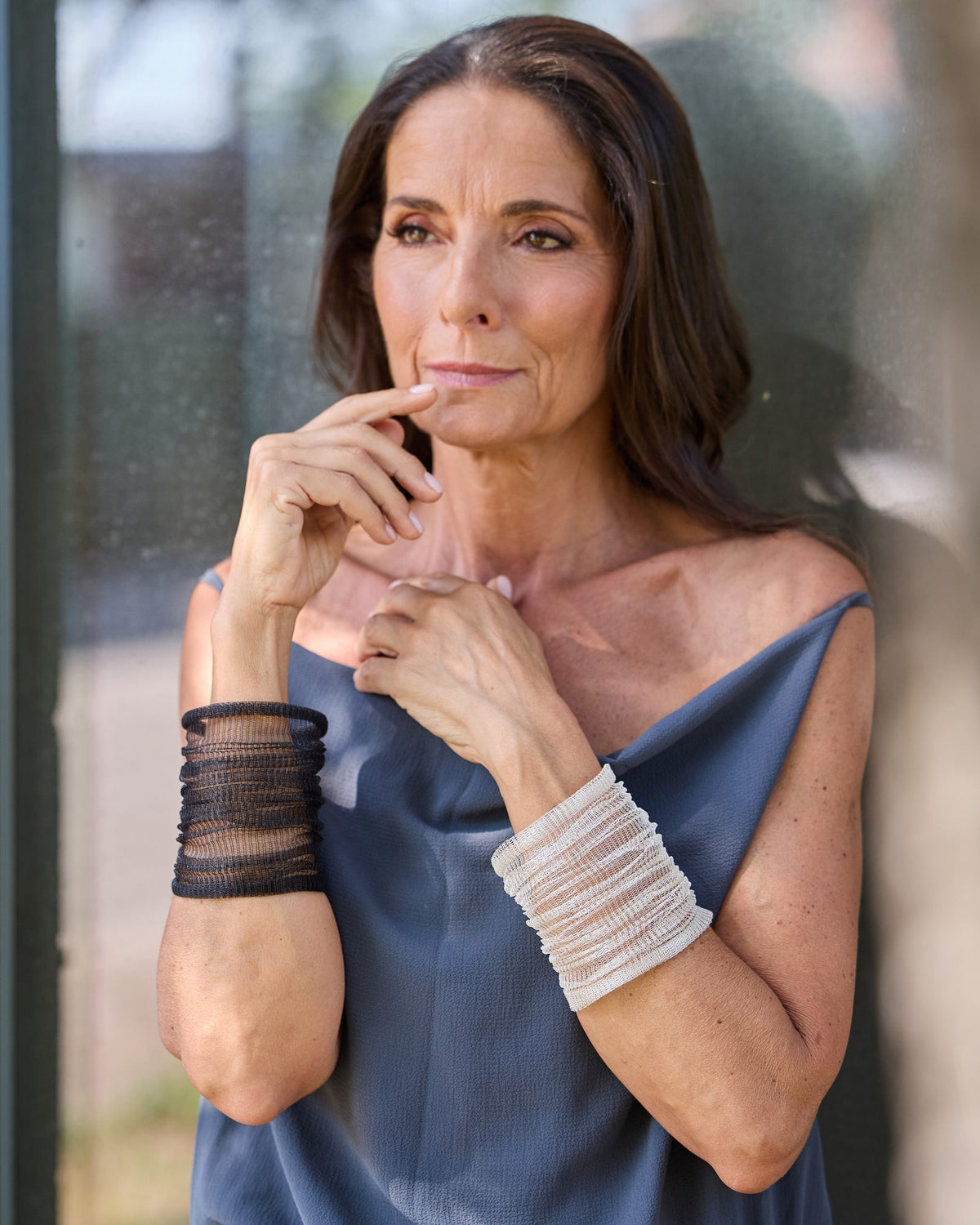 Donna con il Bracciale Abbraccio