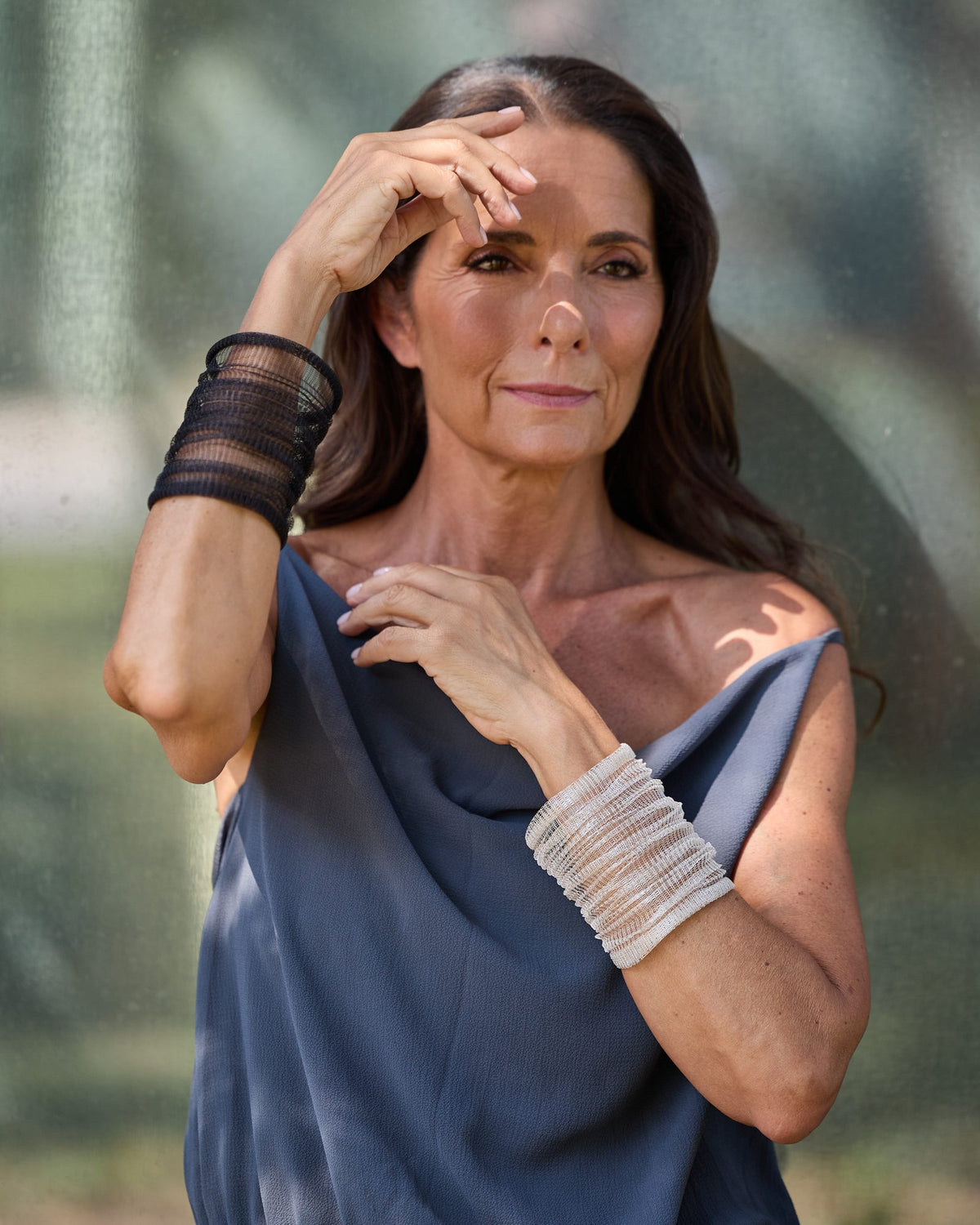 Donna con il Bracciale Abbraccio