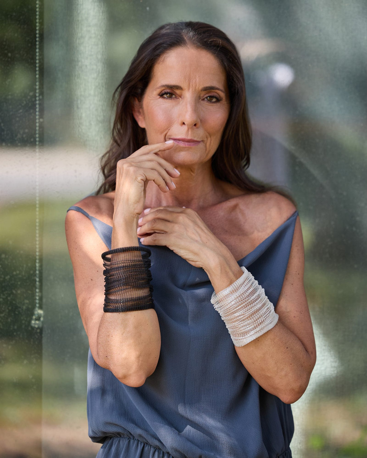 Donna con il Bracciale Abbraccio
