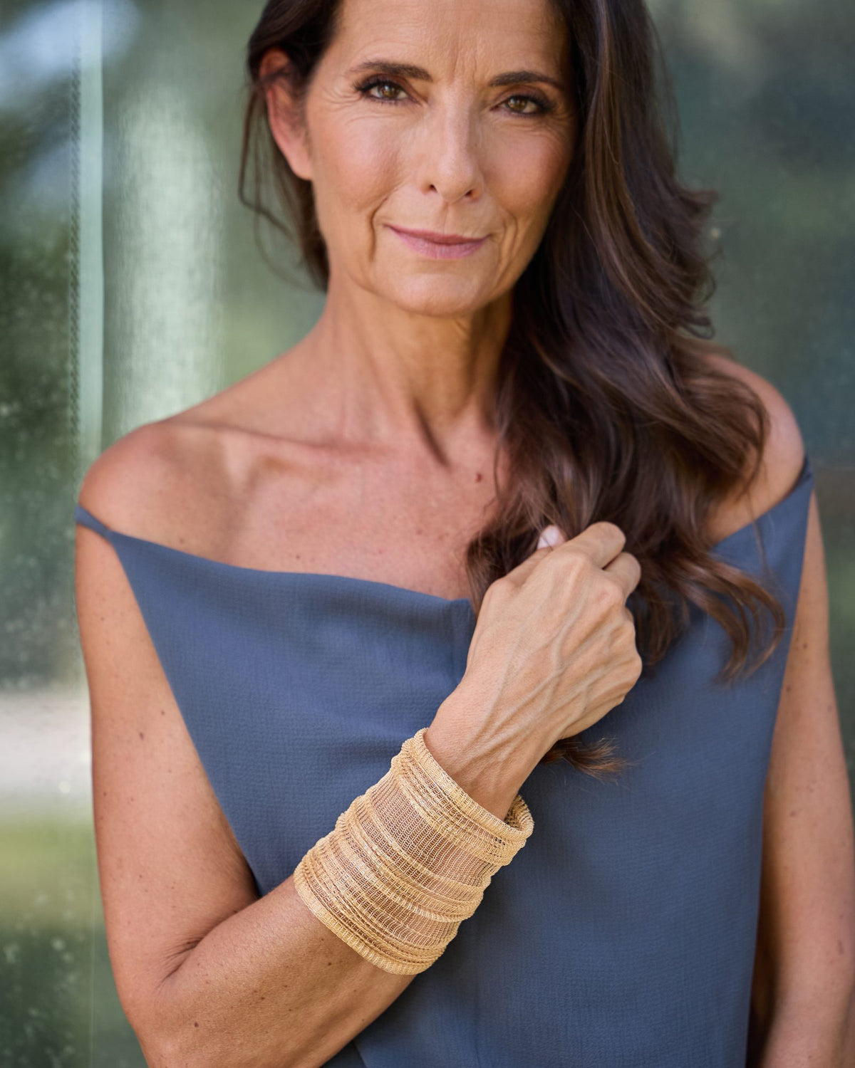 Donna con il Bracciale Abbraccio