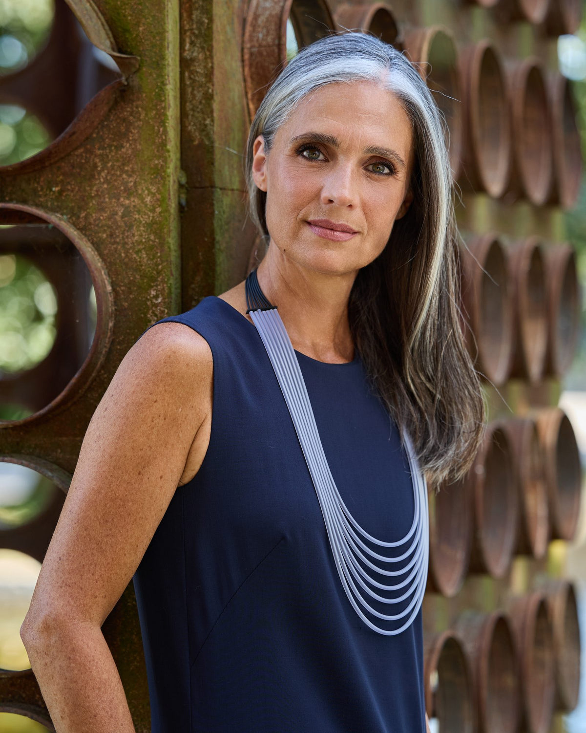 Donna con la Collana Afrika Round Long