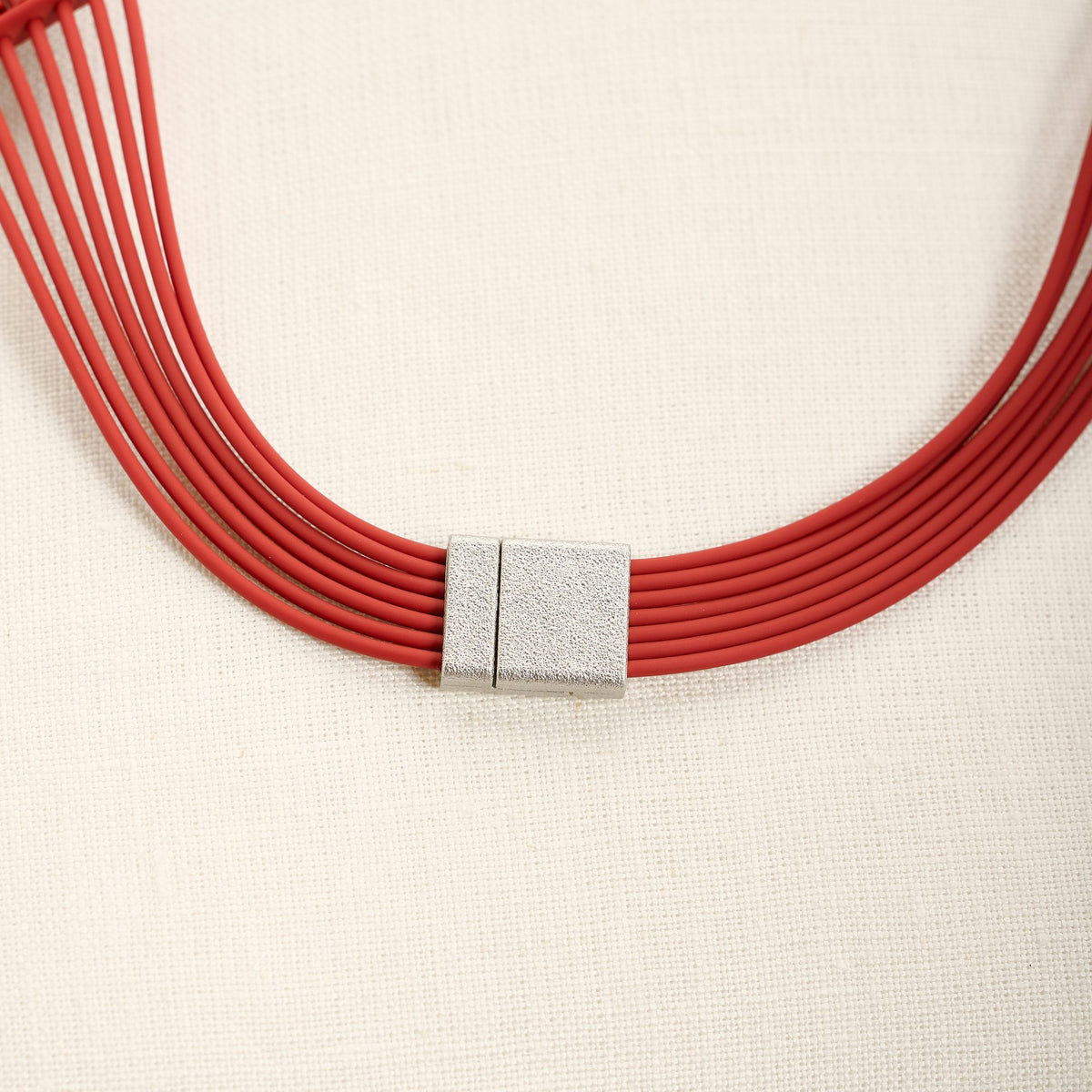 Collana Afrika Round Long, rosso pastello