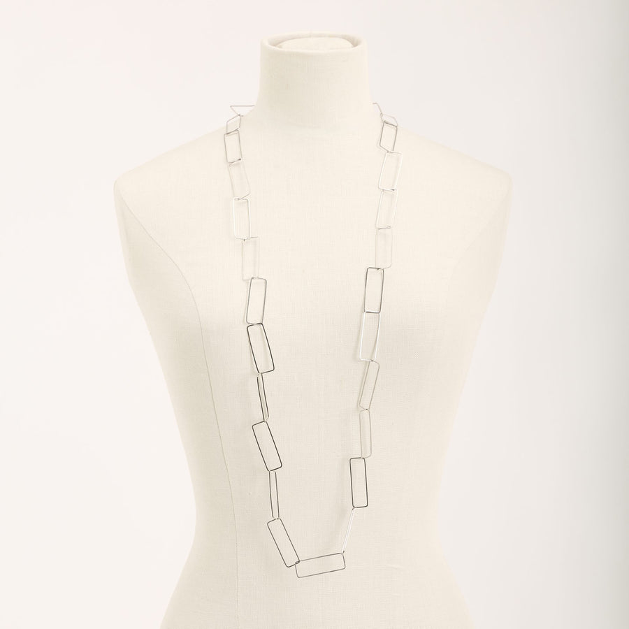 Collana Aria Lunga Rodio in argento 925, su fondo chiaro