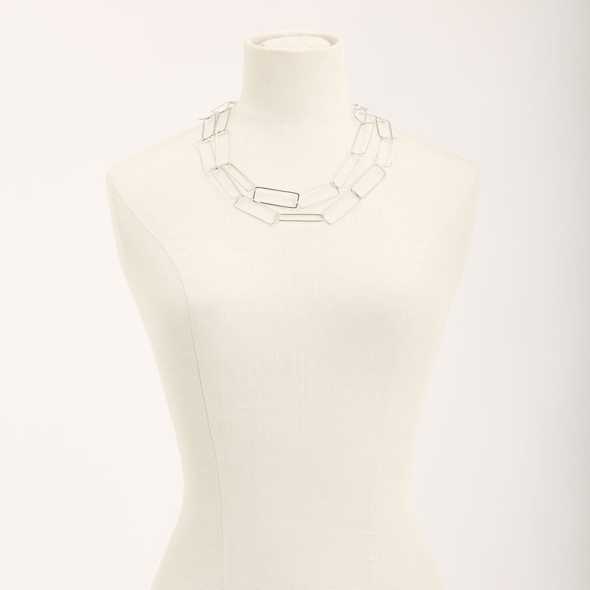 Collana Aria Lunga Rodio in argento 925, su fondo chiaro