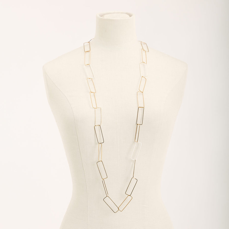 Collana Aria Lunga Oro in argento 925, su fondo chiaro